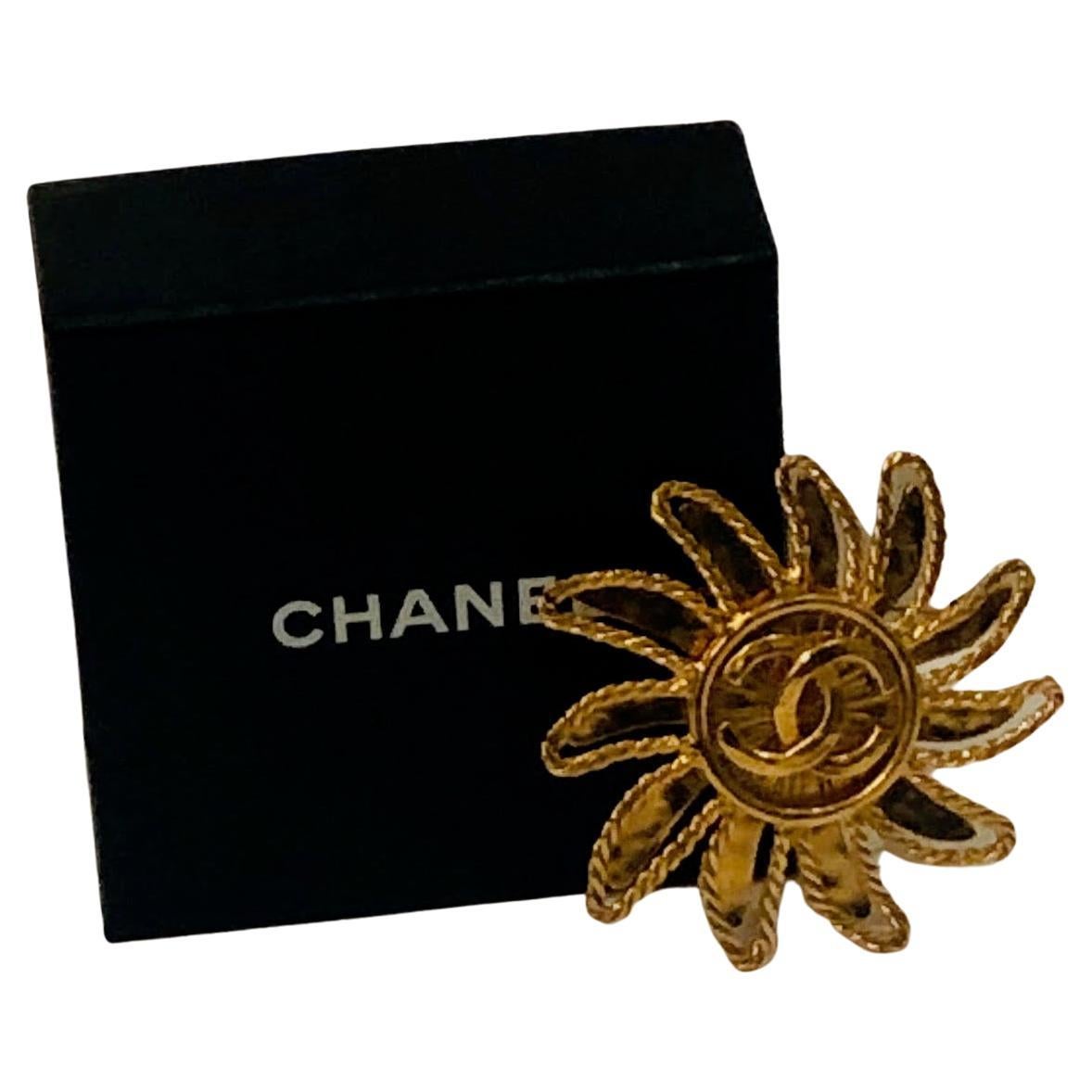 CHANEL 1994 Sun Brooch Pin Gold CC Logo W/Box
A vintage rare CHANEL large CC logo sun brooch in gold tone, Autumn 1994. Bar pin fastening, in very good vintage condition, Chanel signature is engraved on the back of the brooch on an oval plate