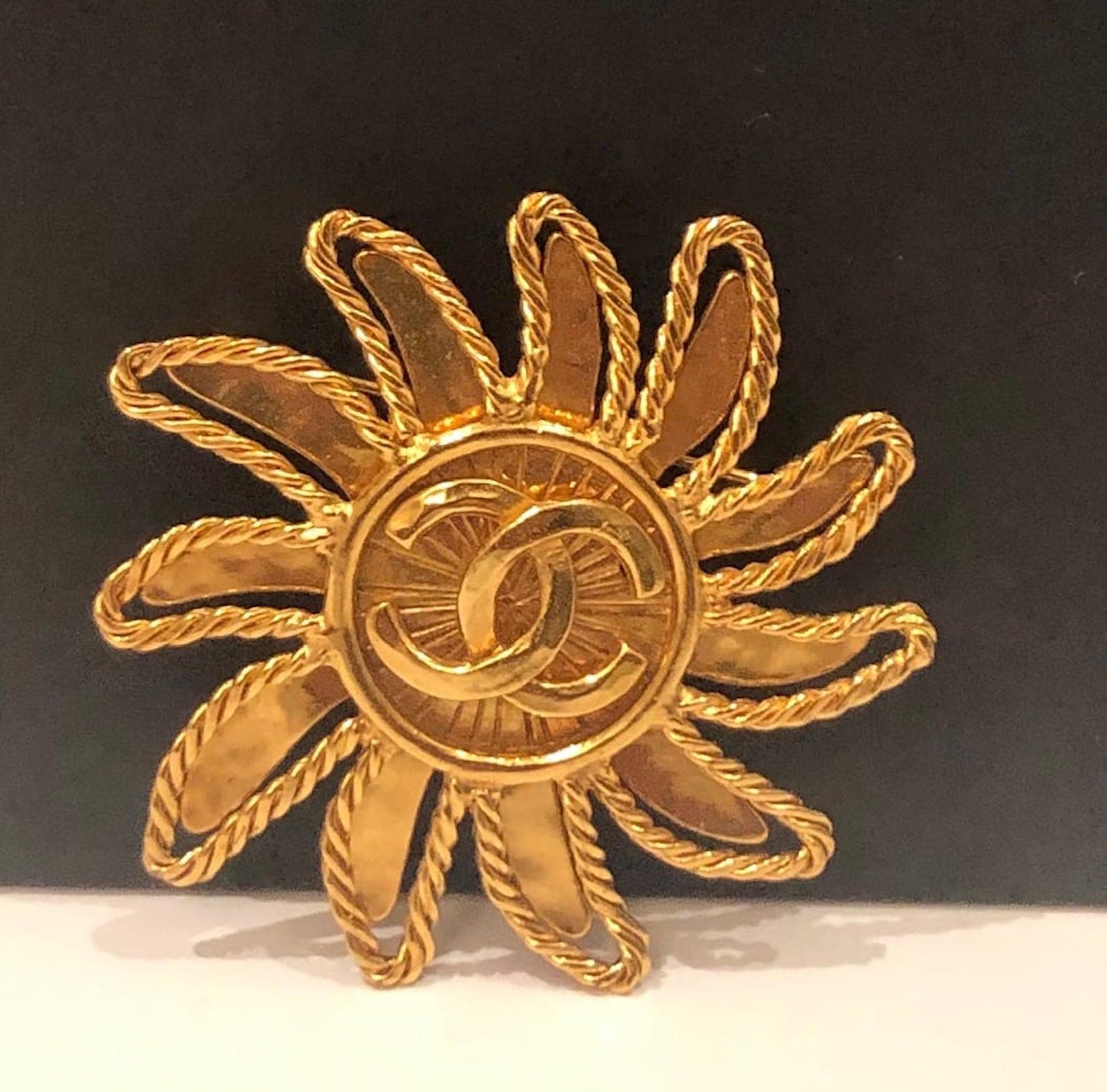 CHANEL 1994 Sun Brooch Pin Gold CC Logo W/Box In Excellent Condition For Sale In London, GB