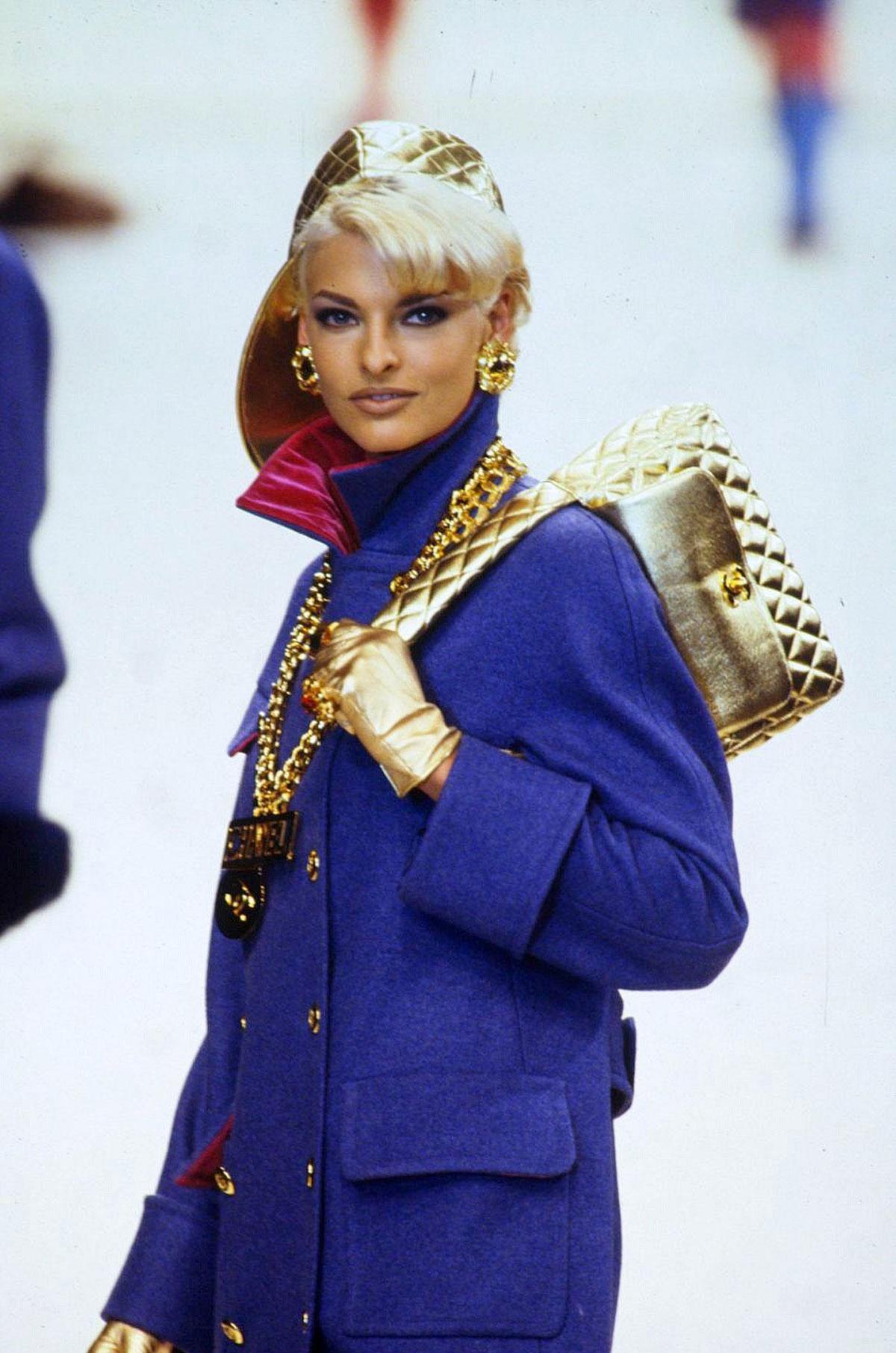 Chanel Rare Limited Edition 1994 Runway Gold Metallic Quilted Lambskin Flap

1994 {VINTAGE 28 Years}
2 Interior pockets 
6