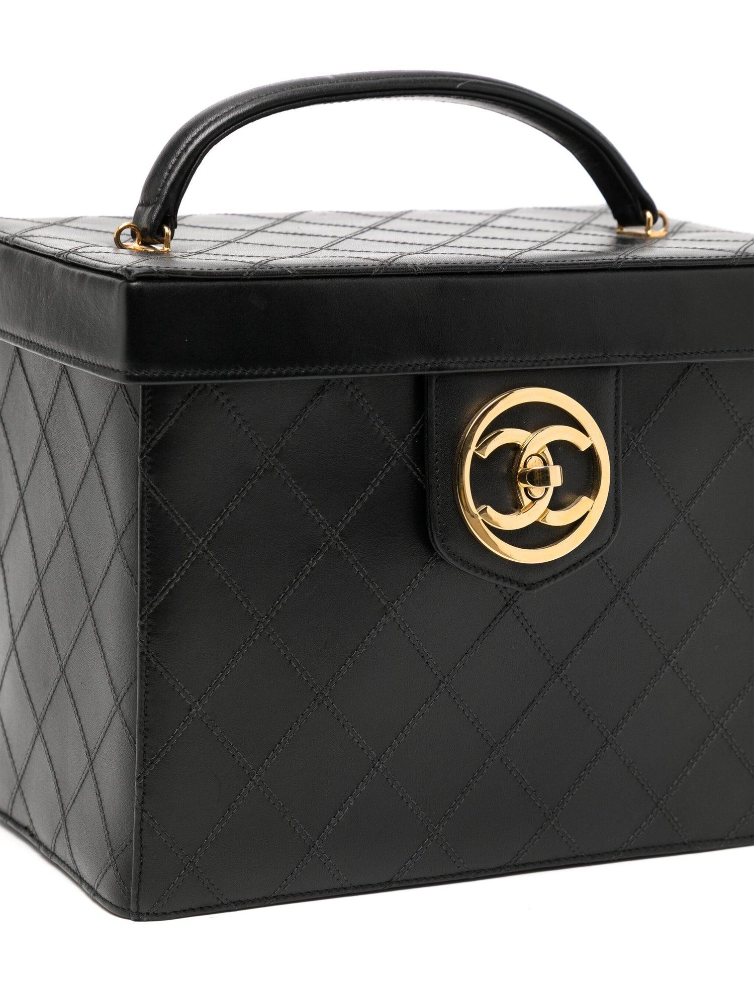 Circa 1994
Black
Leather
Signature quilted interlocking CC logo
Single flat top handle
Detachable shoulder strap
Doldover top
Signature interlocking CC turn-lock fastening
Main compartment
Internal zip-fastening pocket
Internal elasticated slip