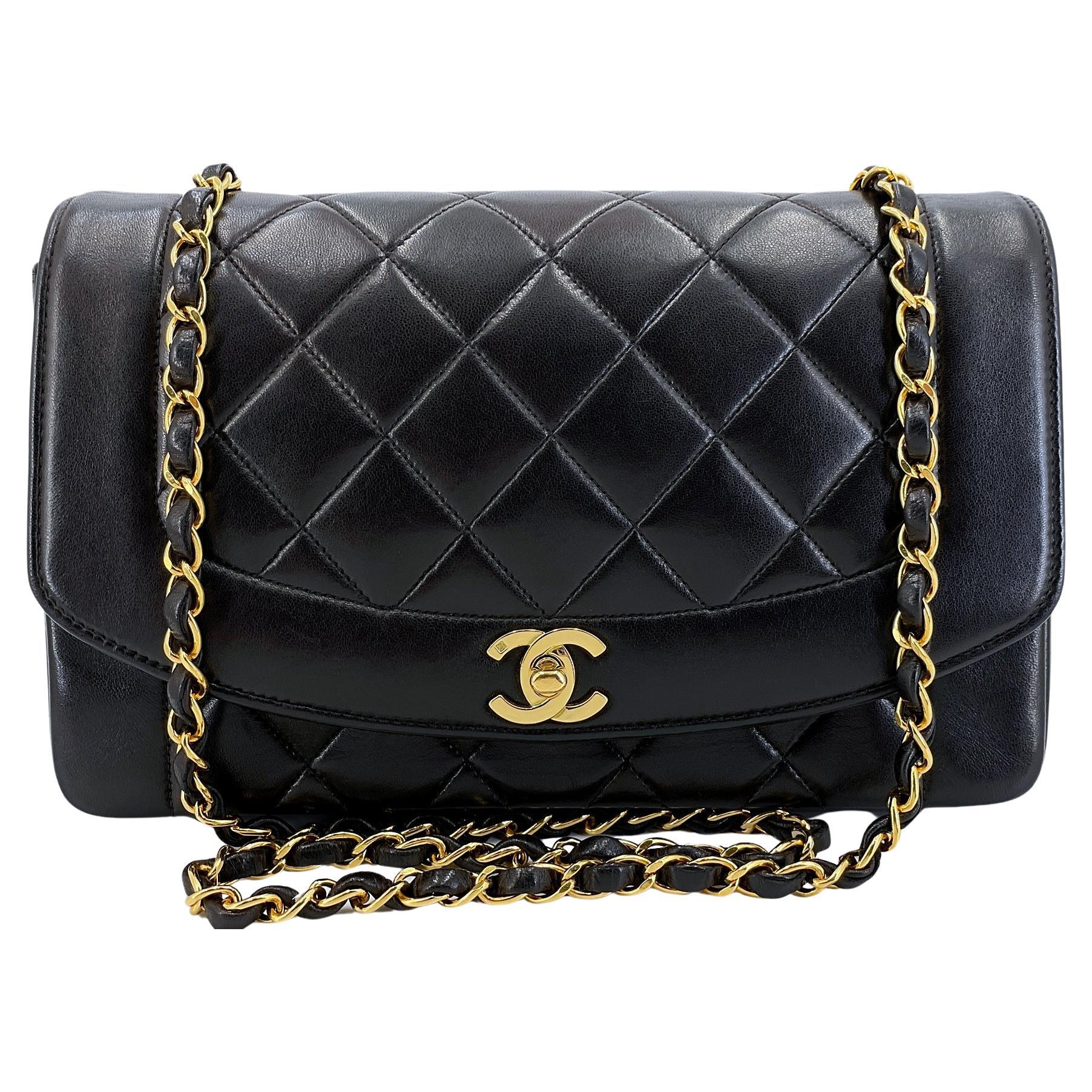 Chanel 1994 Vintage Black Lambskin Medium Diana Flap Bag 24k GHW 64411 En vente sur 1stDibs
