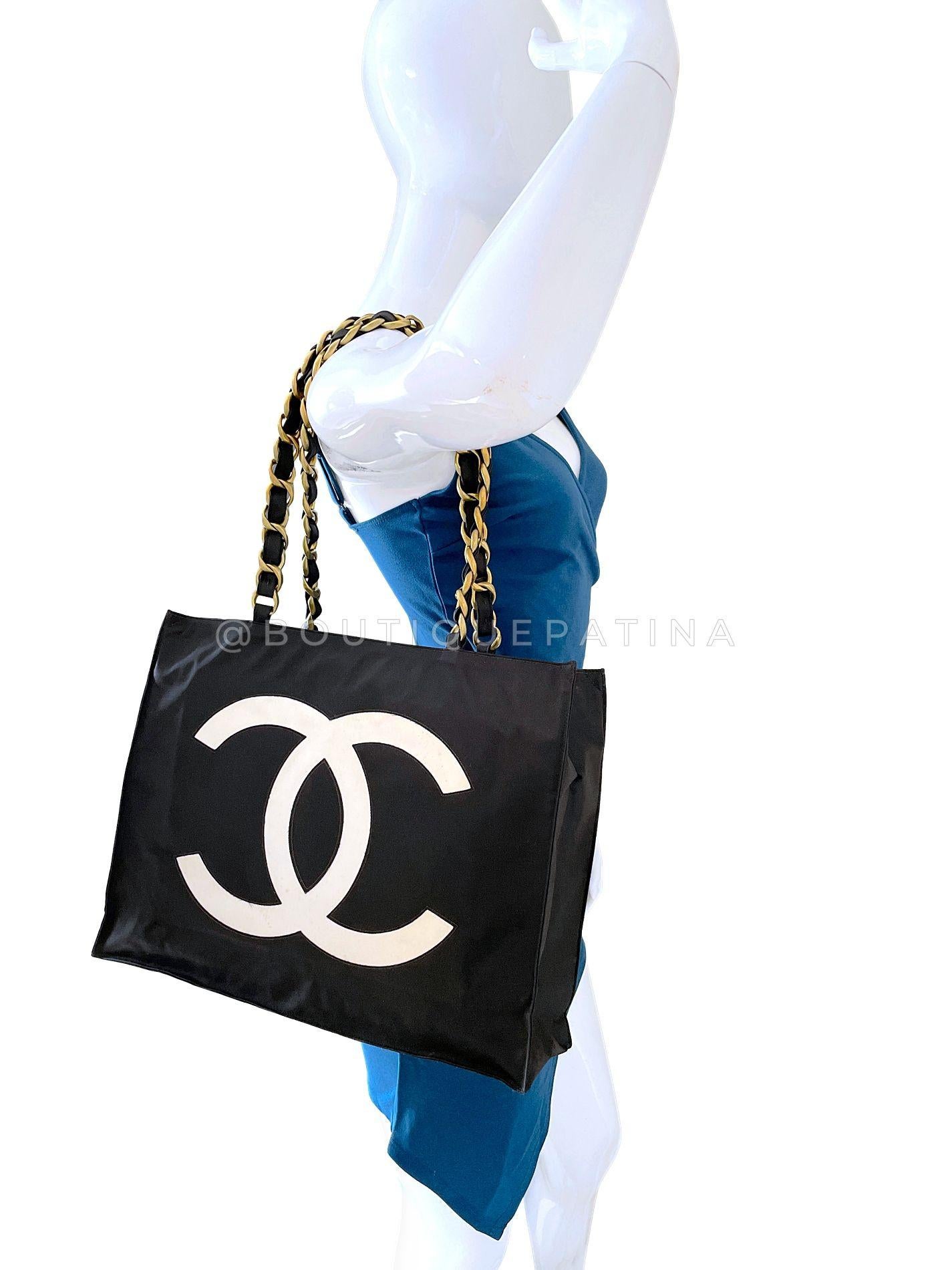 Chanel 1994 Vintage Noir Nylon Canvas Chunky Chain Tote Bag 24k GHW 68644 en vente 9