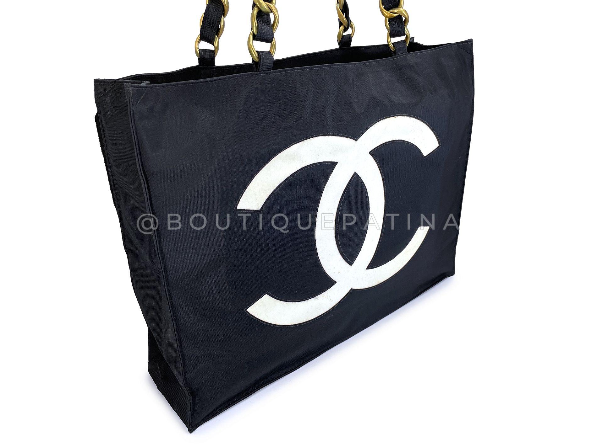 Chanel 1994 Vintage Noir Nylon Canvas Chunky Chain Tote Bag 24k GHW 68644 Excellent état - En vente à Costa Mesa, CA