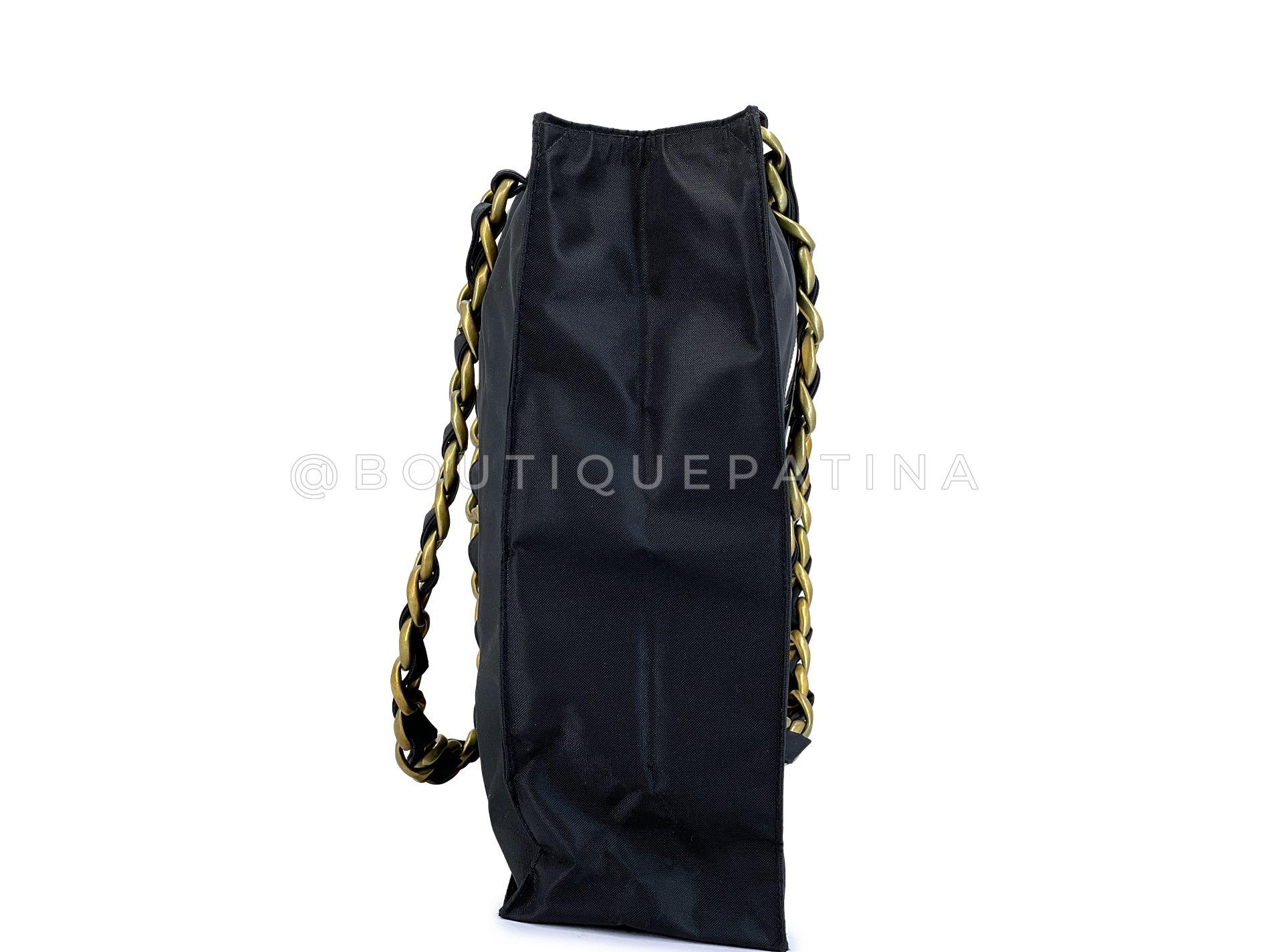Chanel 1994 Vintage Noir Nylon Canvas Chunky Chain Tote Bag 24k GHW 68644 Pour femmes en vente
