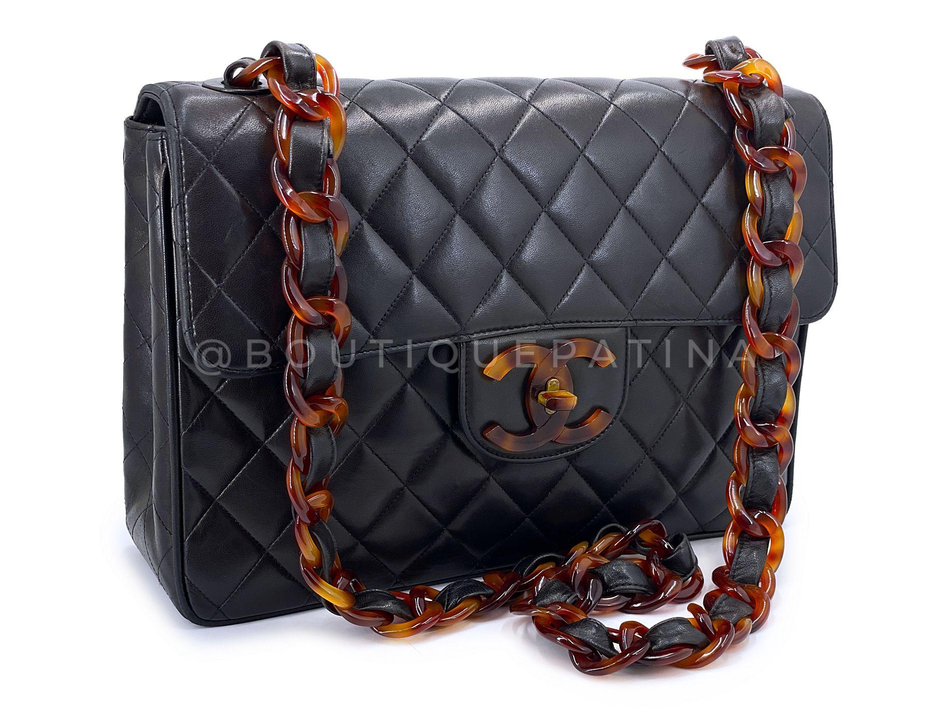 Article du magasin : 68260
Chanel 1994 Vintage Black Tortoise Jumbo Classic Flap Bag Lambskin

Cuir d'agneau vintage de 1994, rare et difficile à trouver, avec des accessoires en résine de type tortue et un cadenas CC surdimensionné à l'avant. Une