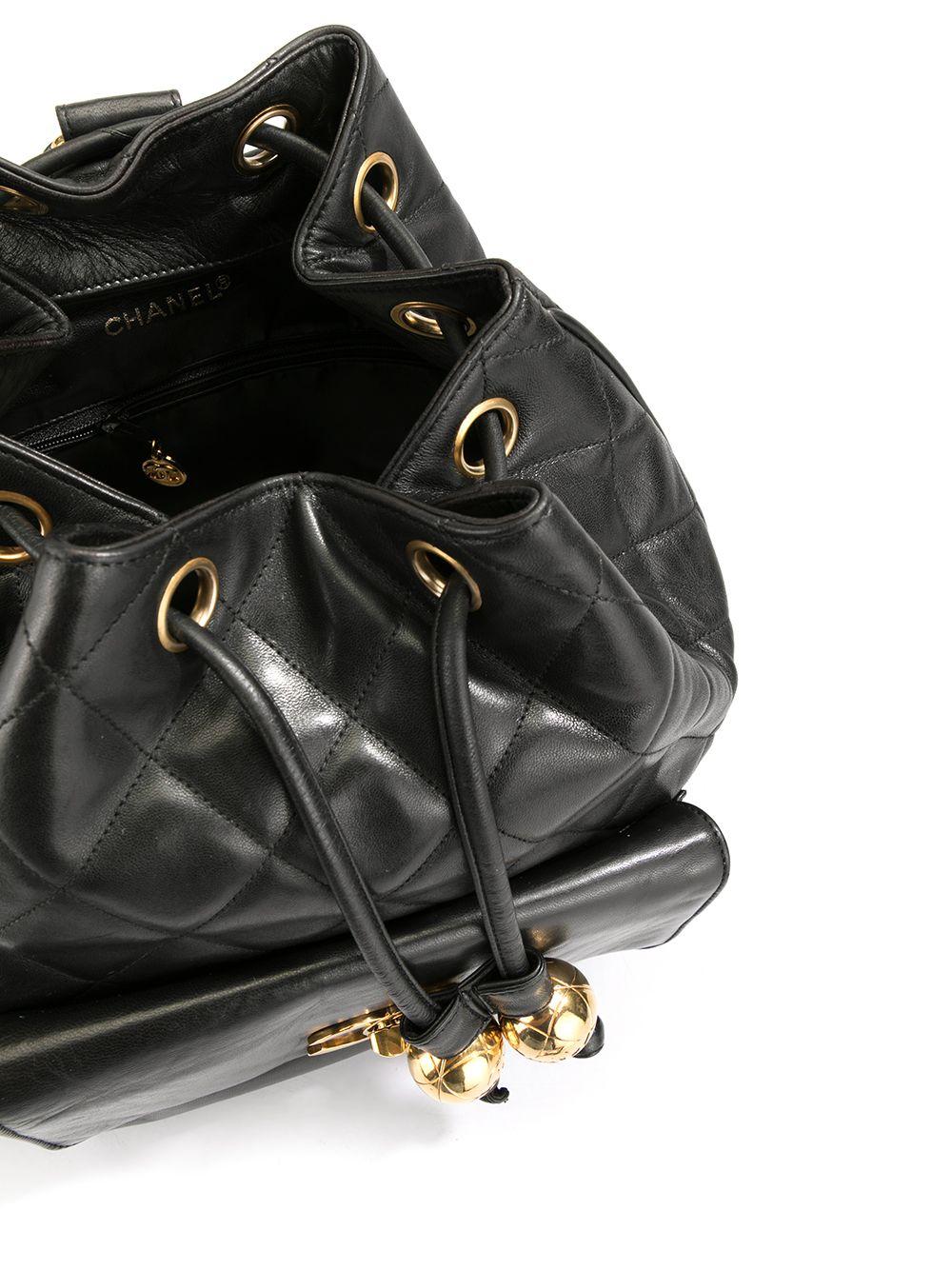 Chanel 1994 Vintage Diamond Quilted Drawstring Bucket Backpack Sac Rucksack Bag en vente 5