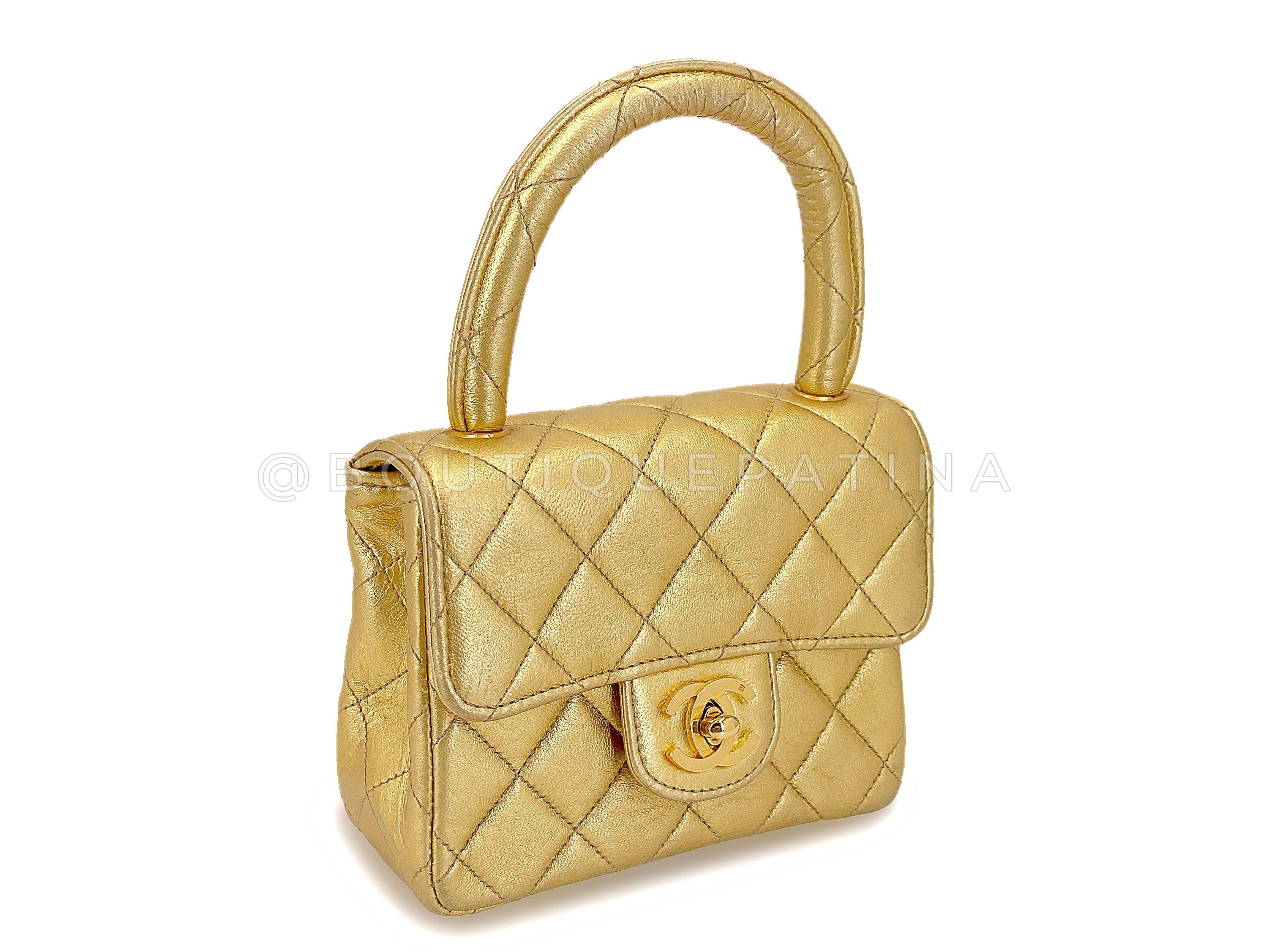 Article du magasin : 67404
Le chouchou des collectionneurs de Chanel vintage est ce mini sac kelly 