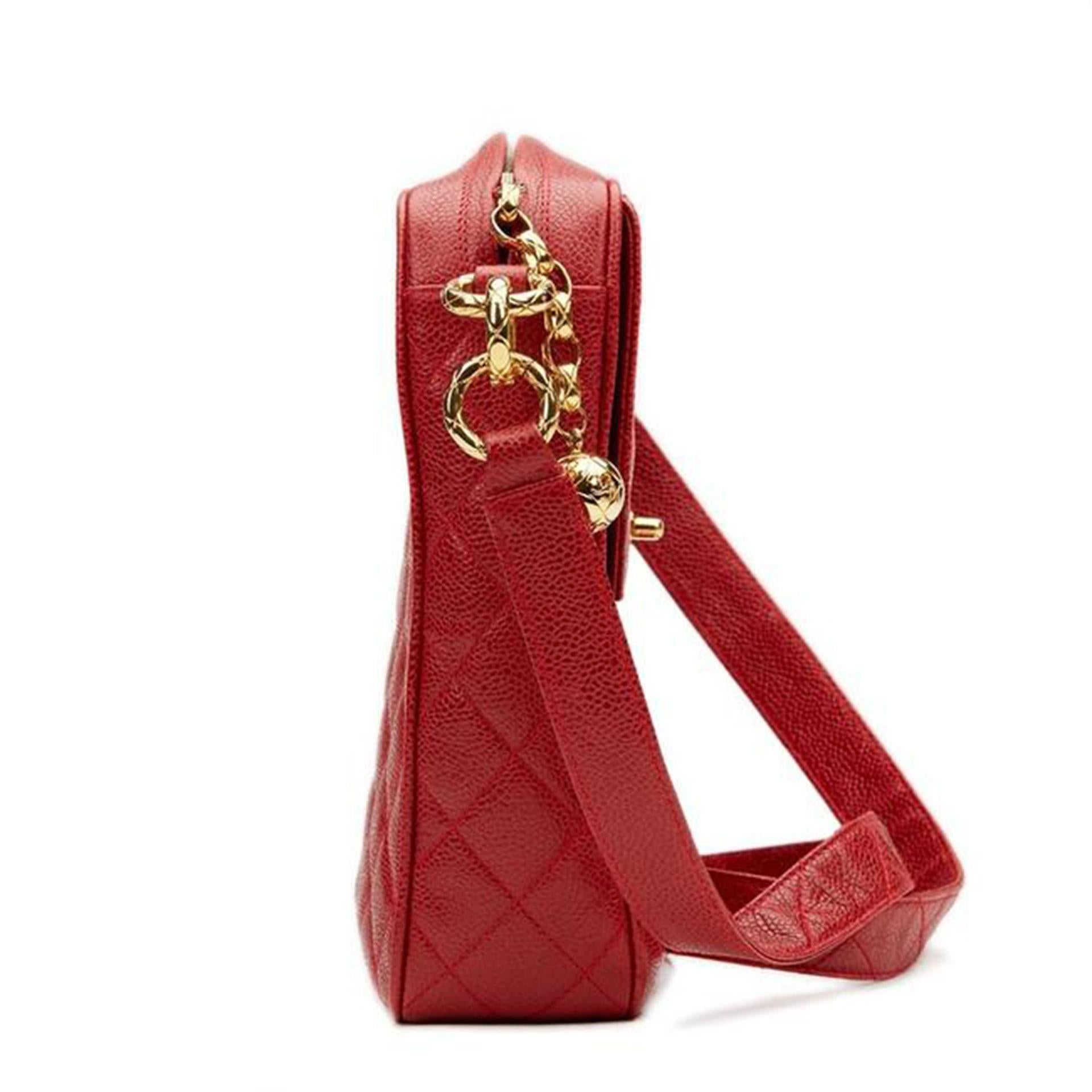 Chanel 1994 Vintage Grande Rojo Caviar Piel Cuerpo Cruzado  Bolsa para cámara en venta 2