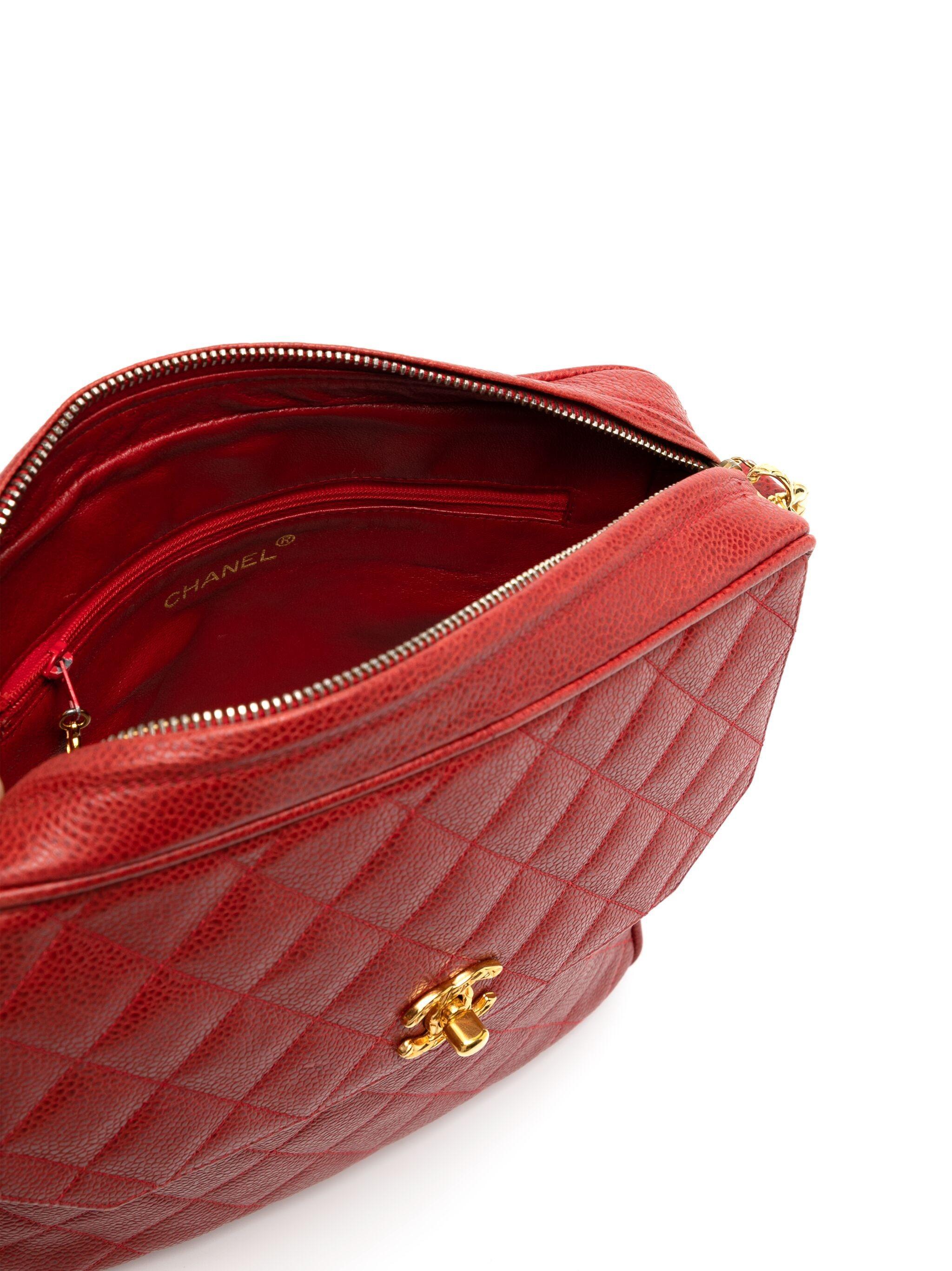 Chanel 1994 Vintage Grande Rojo Caviar Piel Cuerpo Cruzado  Bolsa para cámara en venta 4