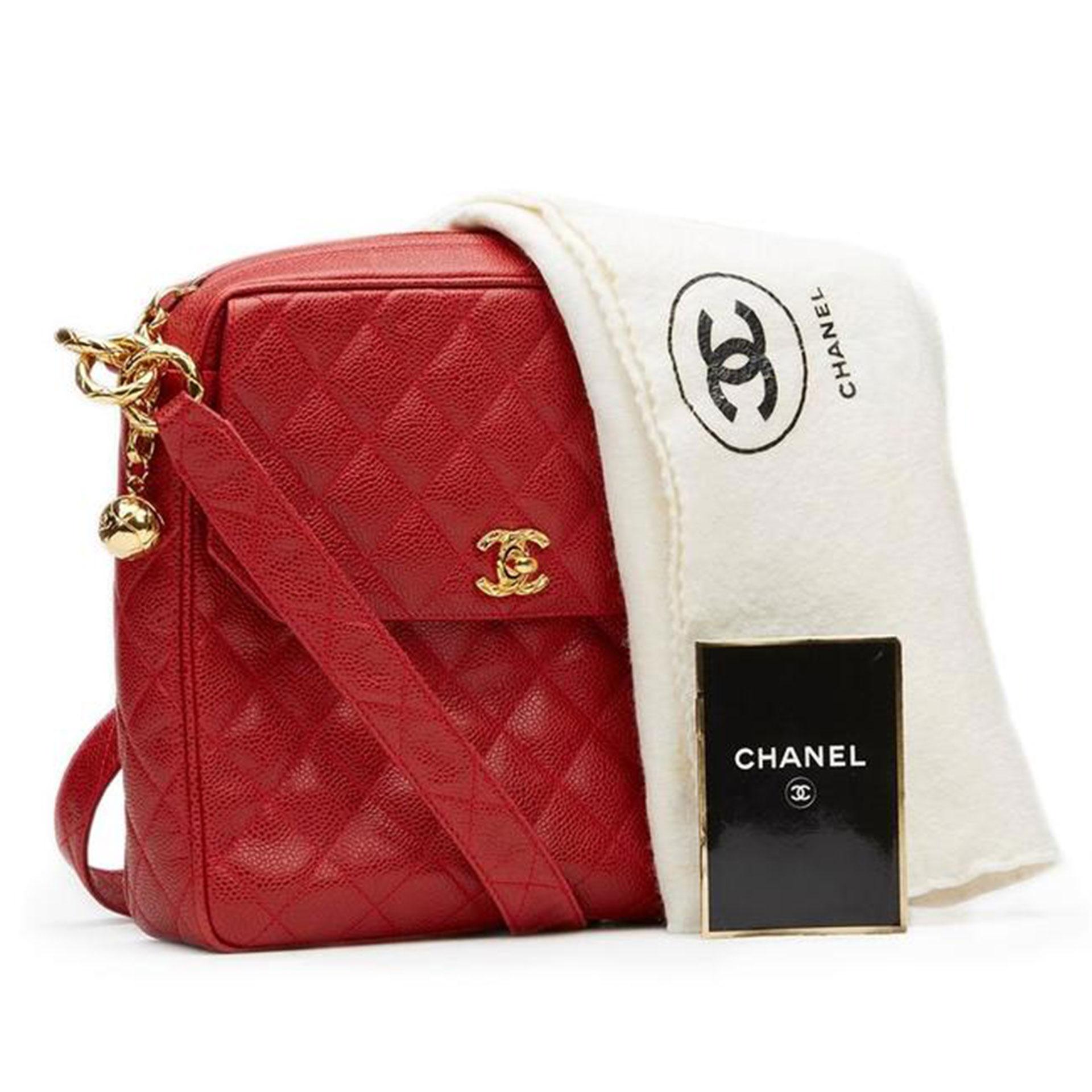 Chanel 1994 Vintage Grande Rojo Caviar Piel Cuerpo Cruzado  Bolsa para cámara en venta 5