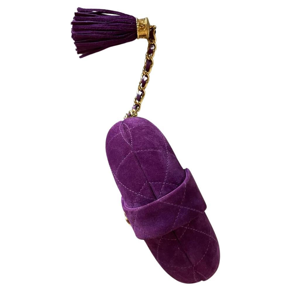 Chanel 1994 Vintage Purple Lilac Suede Quilted Leather Gold CC Tassel Minaudière Clutch

Circa 1991-1994 {30 Years Vintage}

This stylish egg-shaped clutch is crafted of diamond stitched suede leather in purple. The clutch features gold hardware on