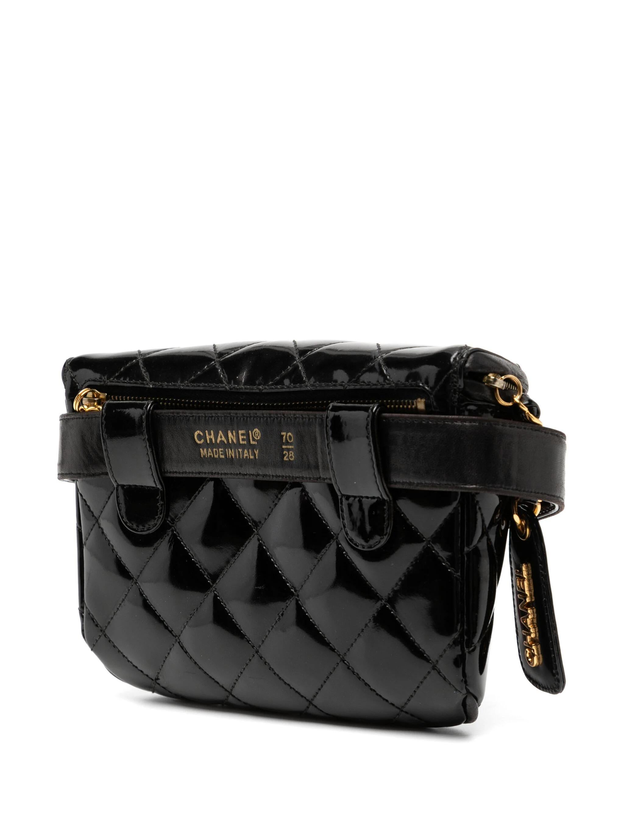 Chanel 1994 Vintage Quilted Diamond Stitch Patent Waist Pouch Fanny Pack Bag In Good Condition For Sale In Miami, FL