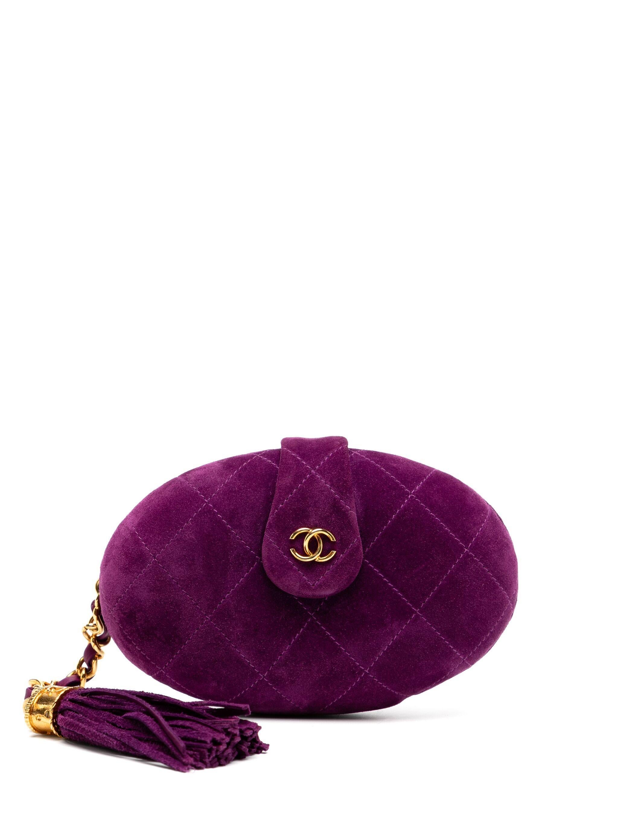 Chanel 1994 Vintage Quilted Suede Lilac Purple Egg Shaped Clutch Bag In Excellent Condition For Sale In Miami, FL