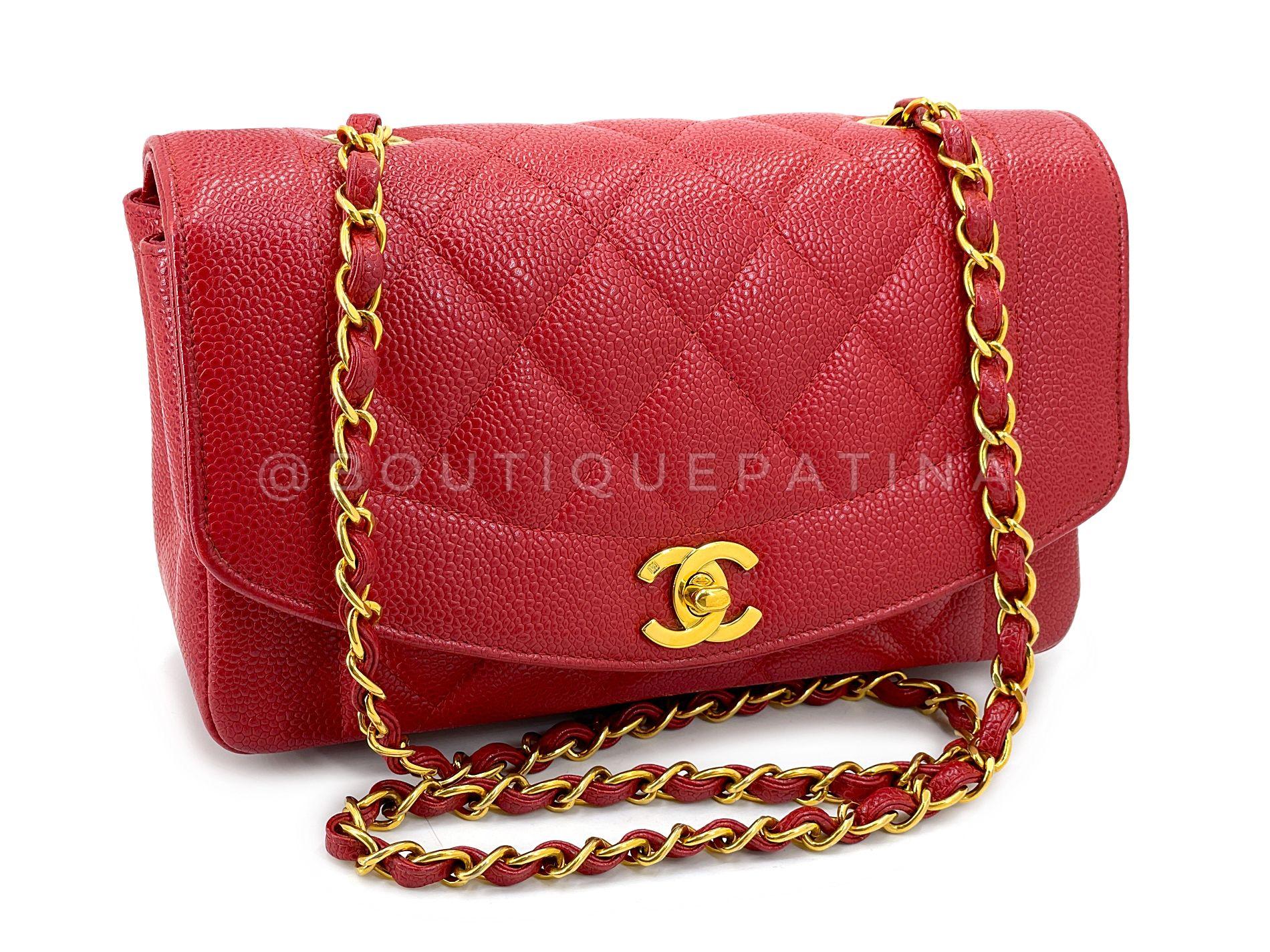 Store item: 68221
For 20 years, Boutique Patina has specialized in sourcing and curating the most pristine vintage and collectible accessories by searching closets around the world.  
The combination of the pebbled calfskin with the 24k gold plated