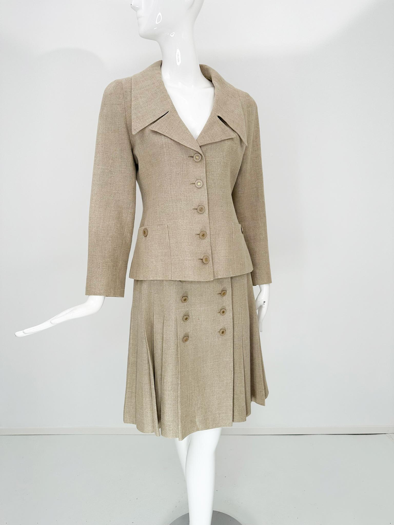 Chanel 1994P Veste à revers noué et jupe portefeuille plissée en lin naturel 38 en vente 7