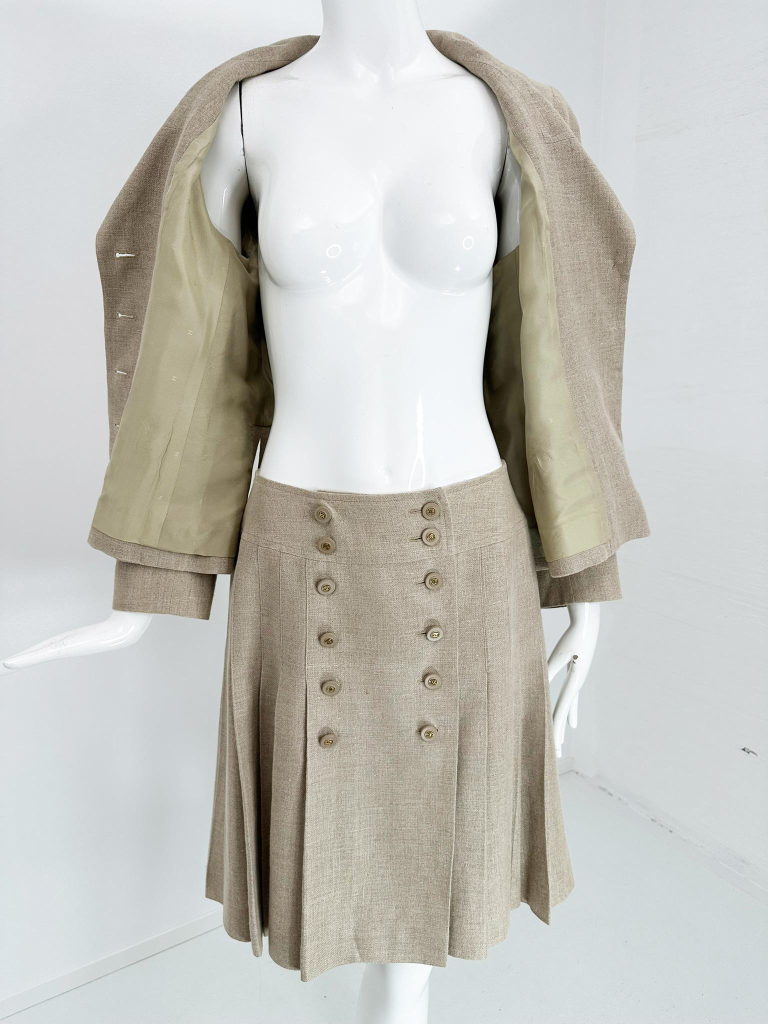 Chanel 1994P Veste à revers noué et jupe portefeuille plissée en lin naturel 38 en vente 9