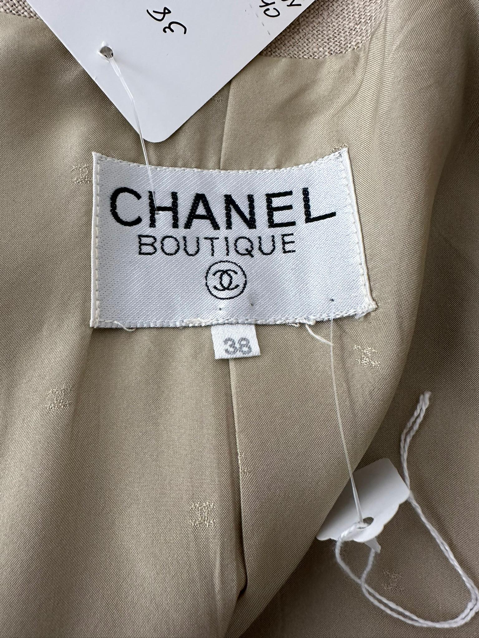 Chanel 1994P Veste à revers noué et jupe portefeuille plissée en lin naturel 38 en vente 10