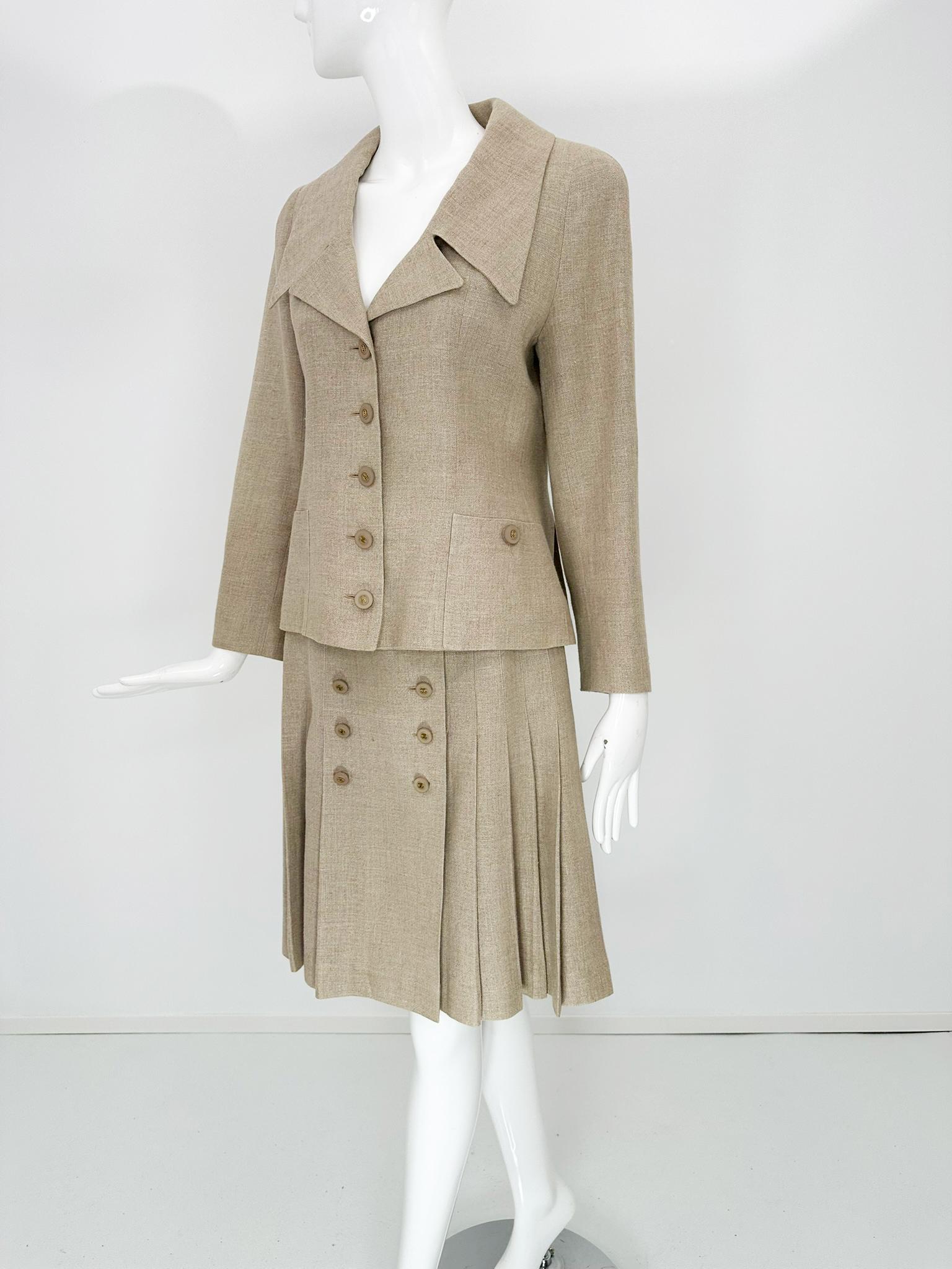 Chanel Boutique 1994P, lin naturel, veste à revers cranté et jupe plissée assortie, taille 38. Couture princesse à simple boutonnage  veste à revers échancrés, fermeture à bouton unique avec logo, 2 poches plaquées avec boutons logo. Manches longues