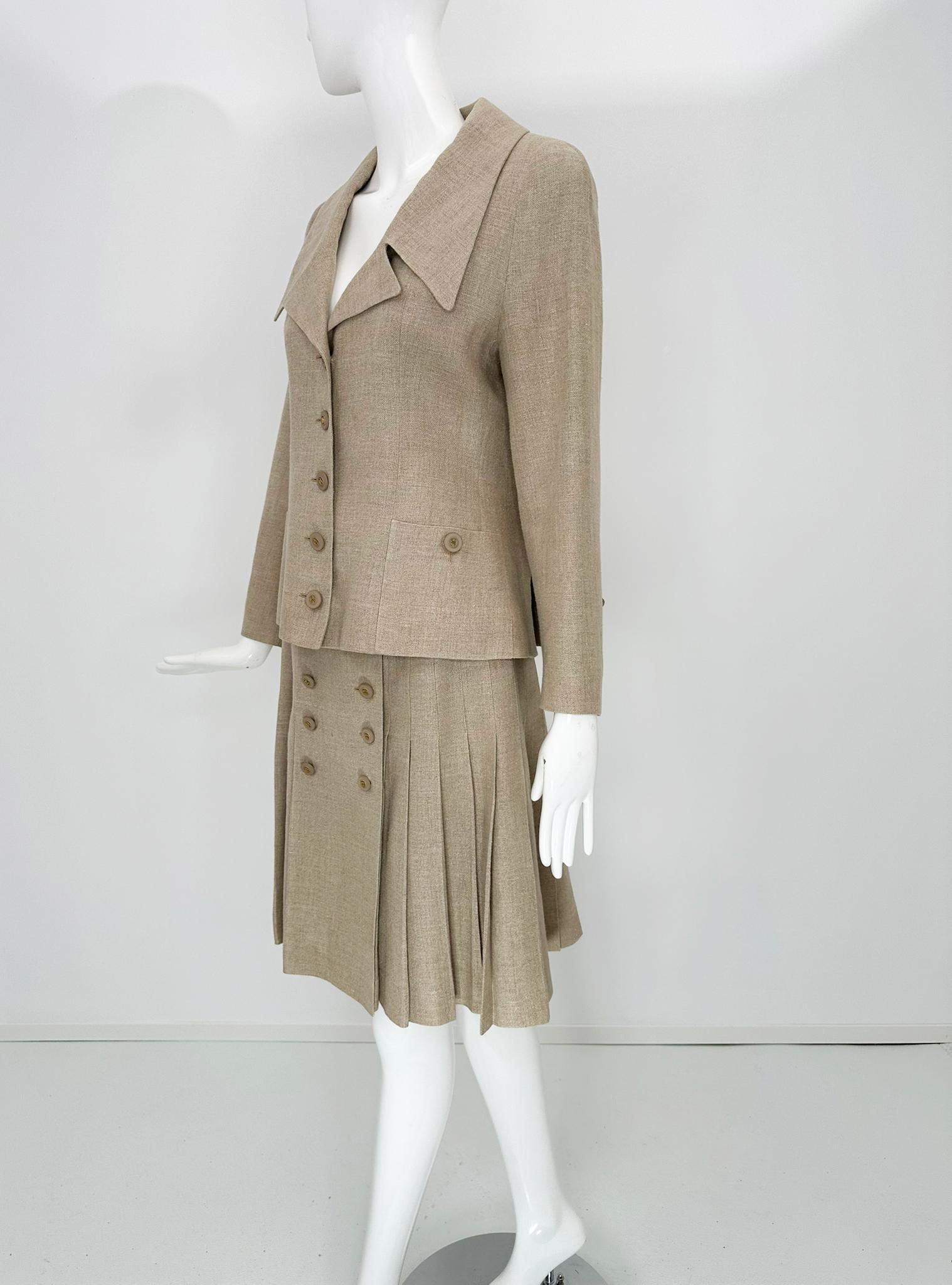 Marron Chanel 1994P Veste à revers noué et jupe portefeuille plissée en lin naturel 38 en vente