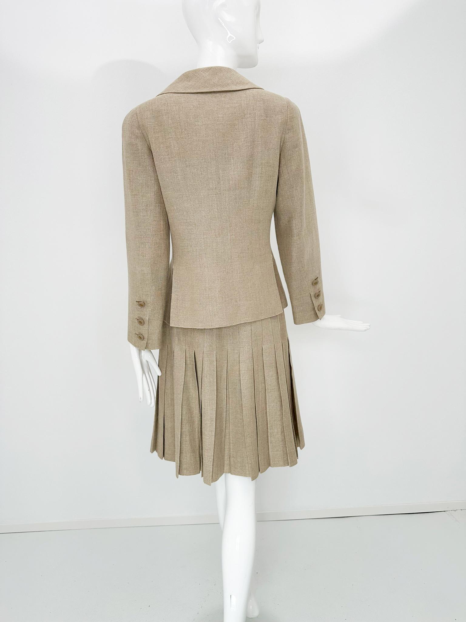 Chanel 1994P Veste à revers noué et jupe portefeuille plissée en lin naturel 38 en vente 1