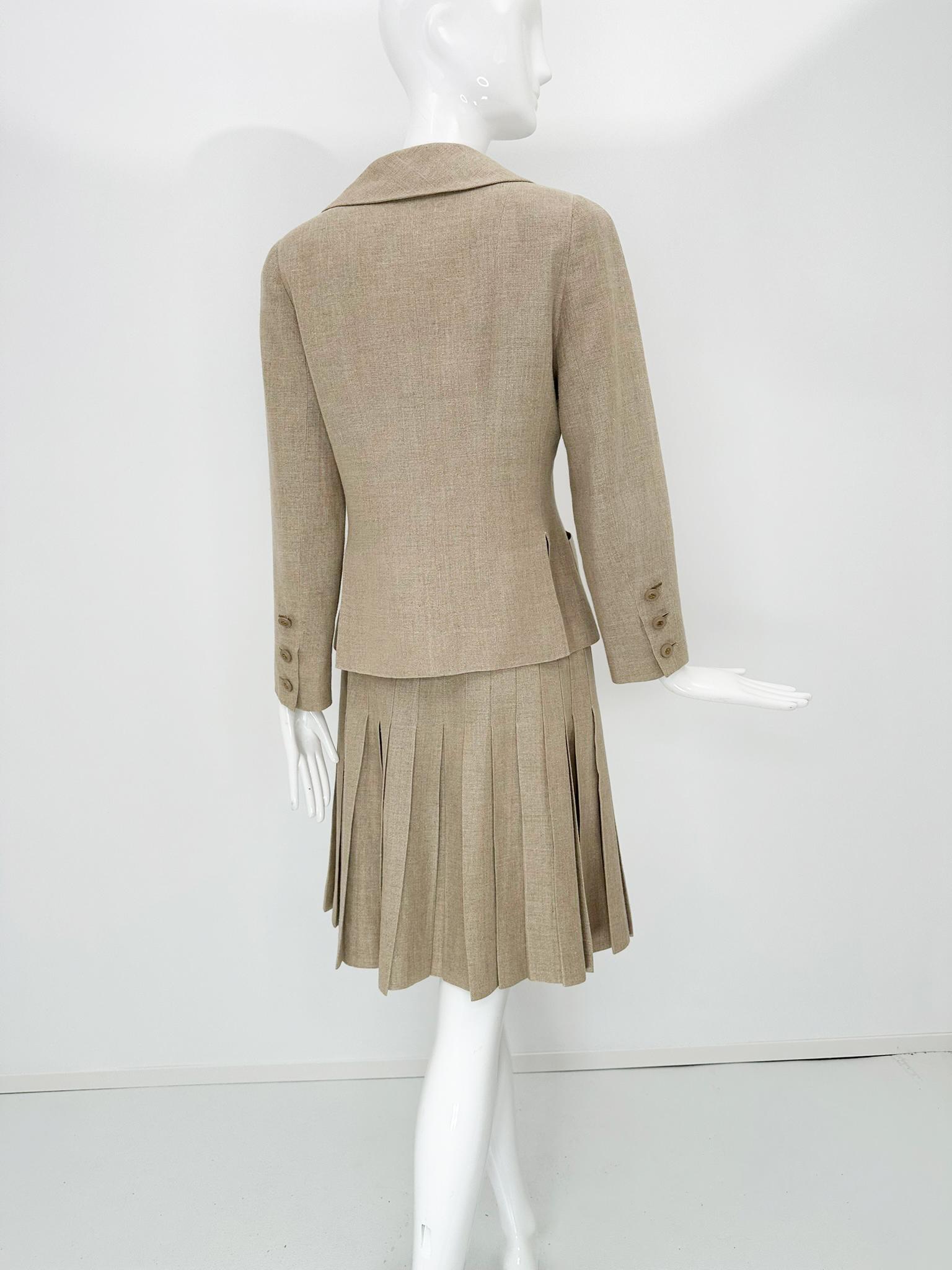 Chanel 1994P Veste à revers noué et jupe portefeuille plissée en lin naturel 38 en vente 2