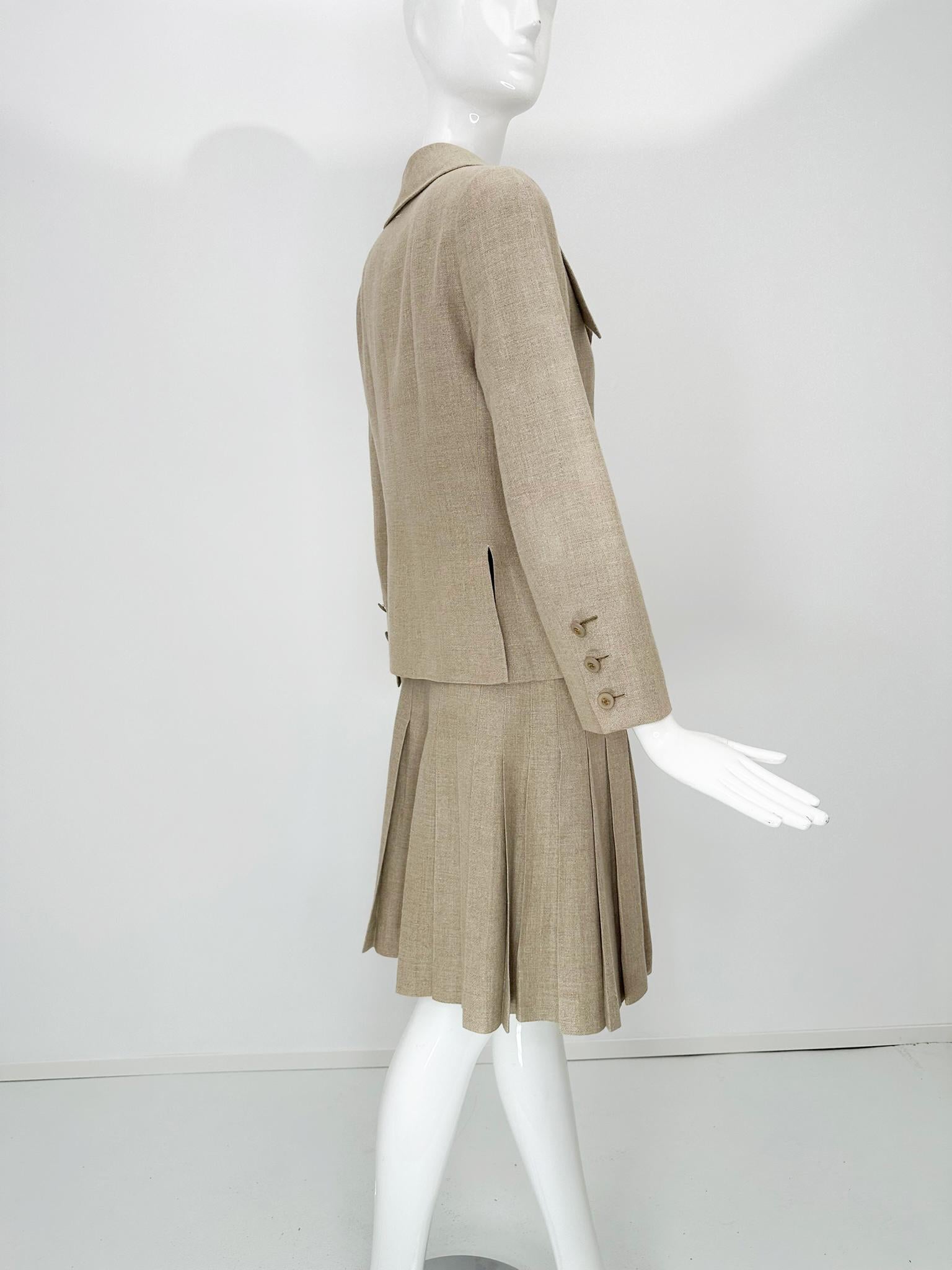 Chanel 1994P Veste à revers noué et jupe portefeuille plissée en lin naturel 38 en vente 3