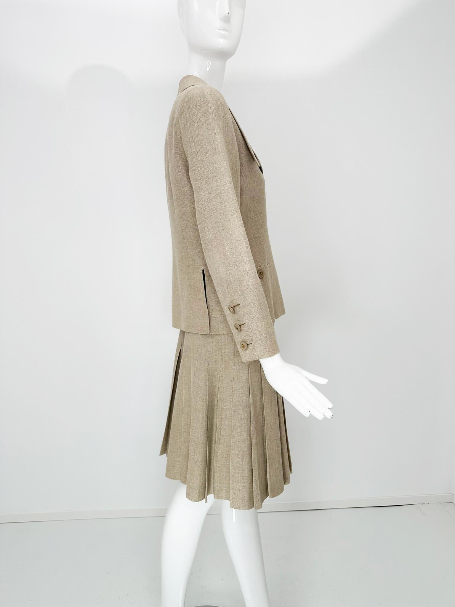 Chanel 1994P Veste à revers noué et jupe portefeuille plissée en lin naturel 38 en vente 4