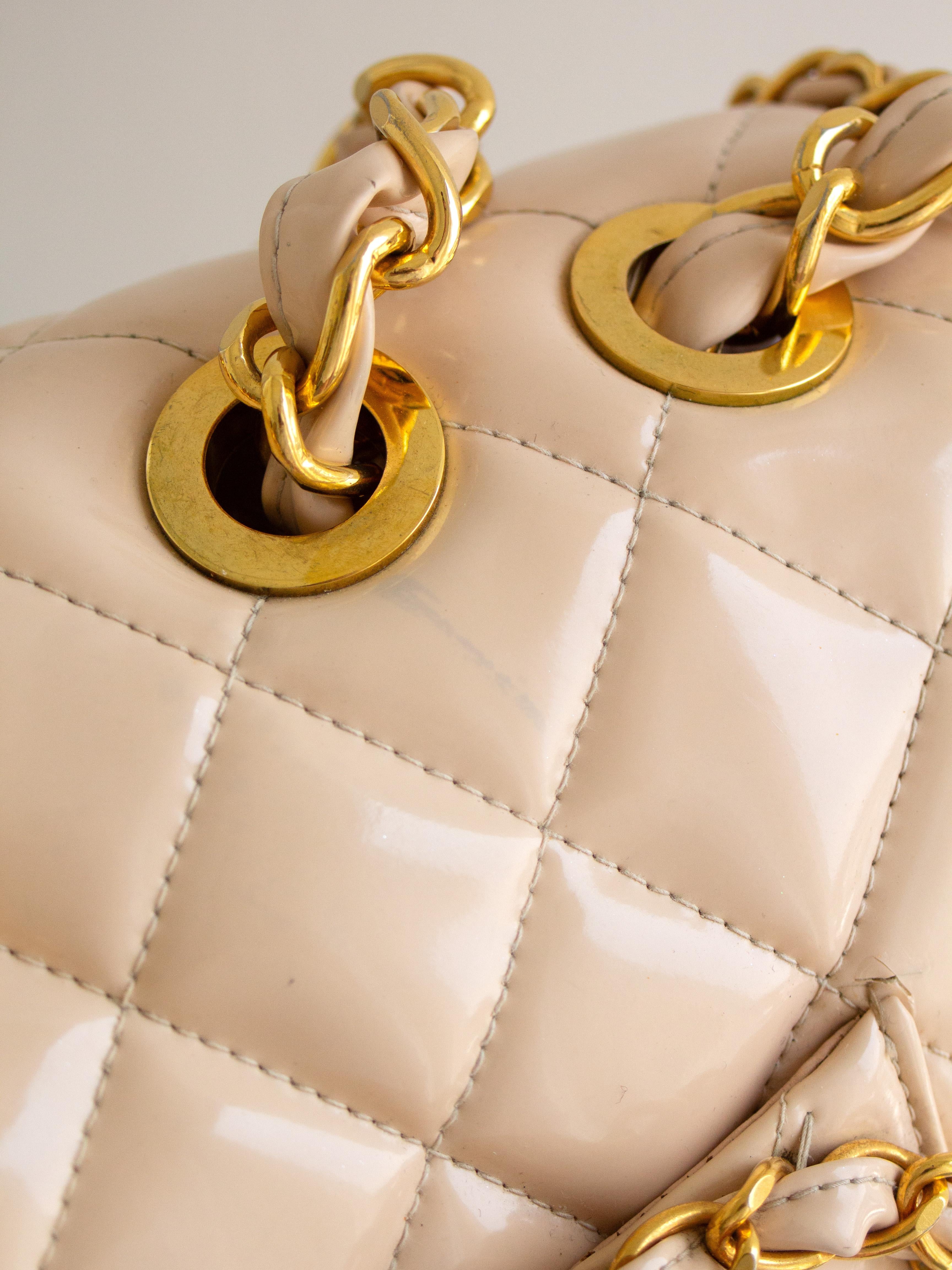Chanel 1995 Barbie Beige 24K Gold Chain Around Patent Lambskin Jumbo XL 95P Bag en vente 8