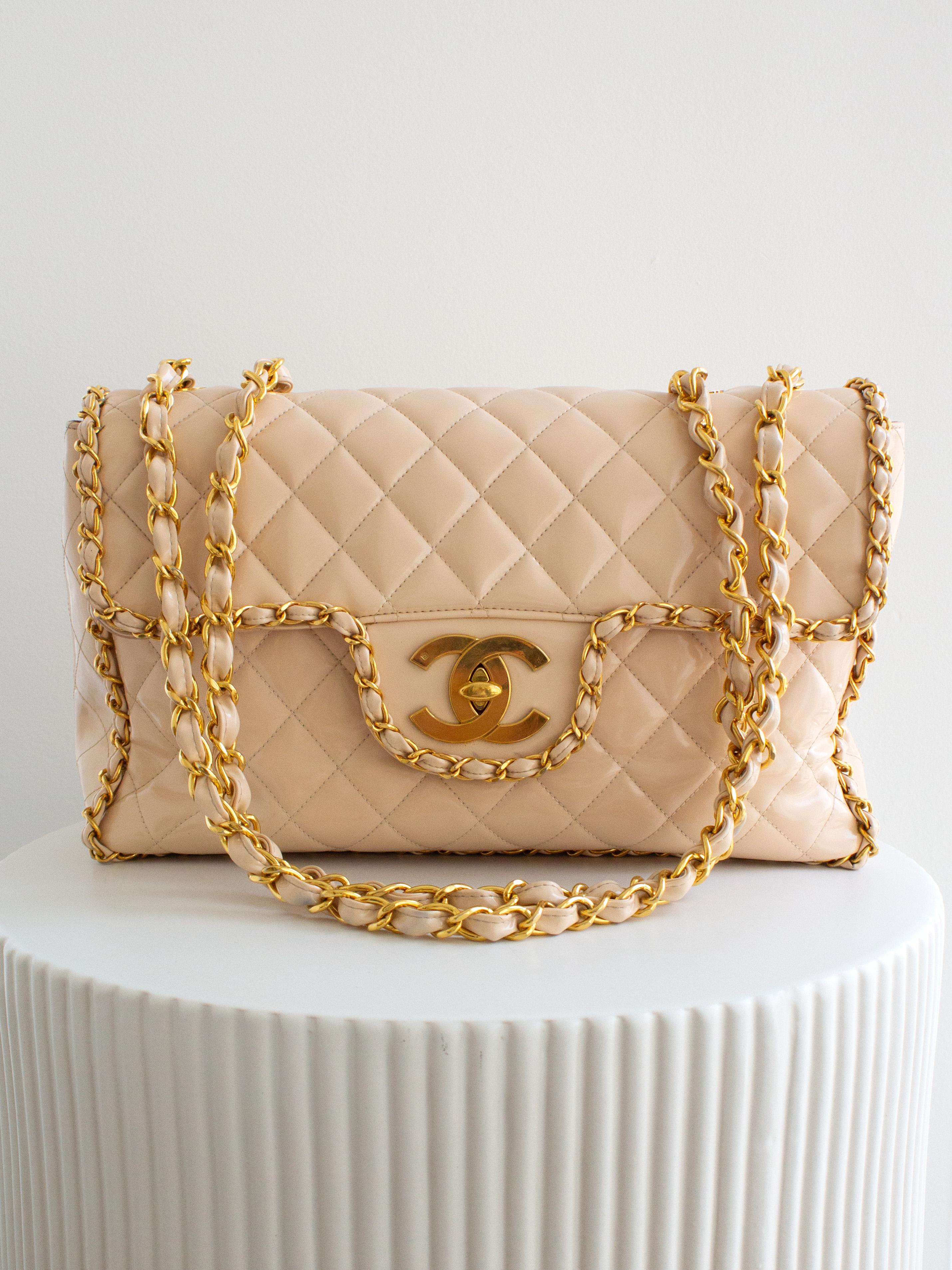 Chanel 1995 Barbie Beige 24K Gold Chain Around Patent Lambskin Jumbo XL 95P Bag en vente 9