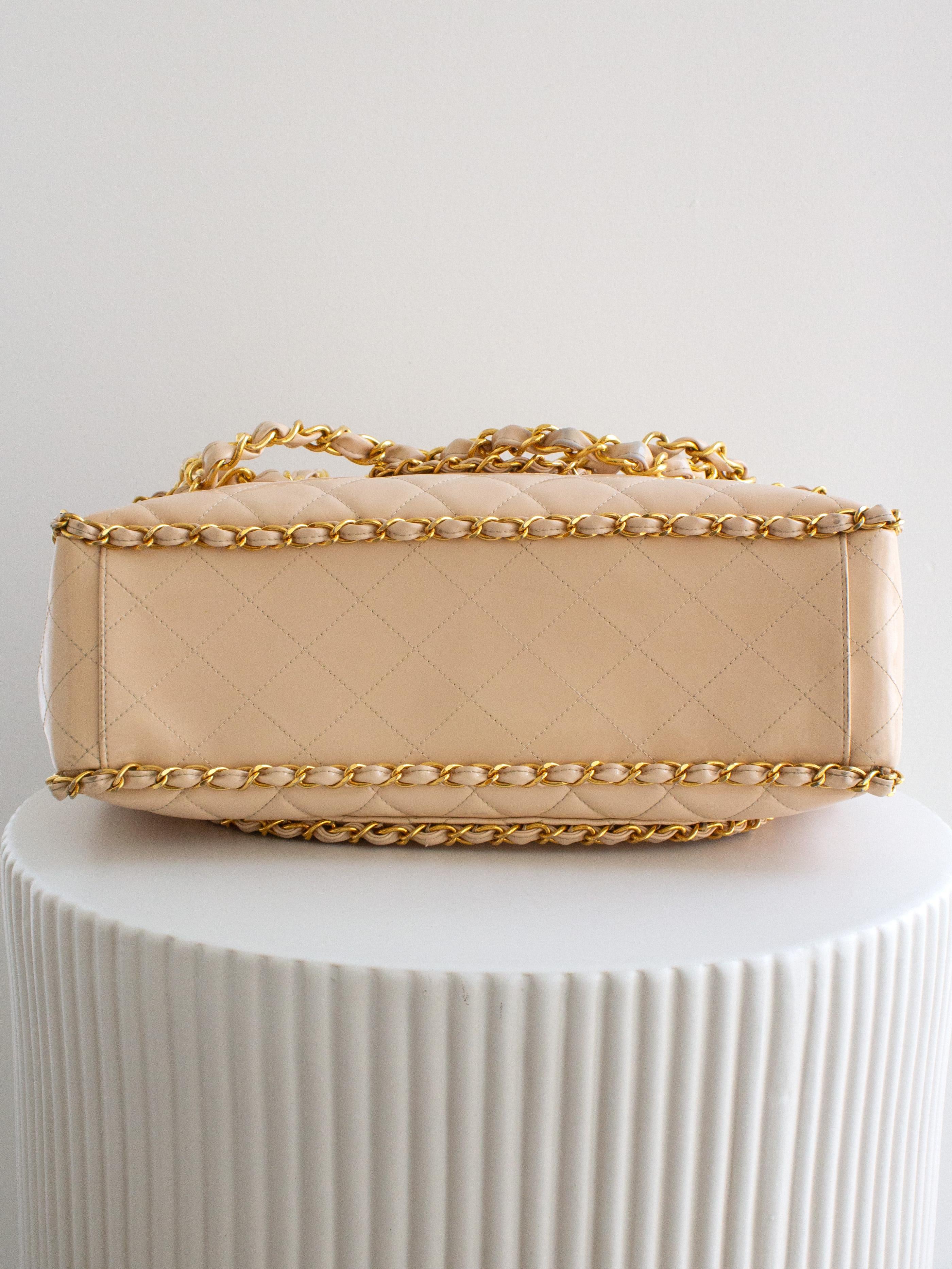 Chanel 1995 Barbie Beige 24K Gold Chain Around Patent Lambskin Jumbo XL 95P Bag en vente 10