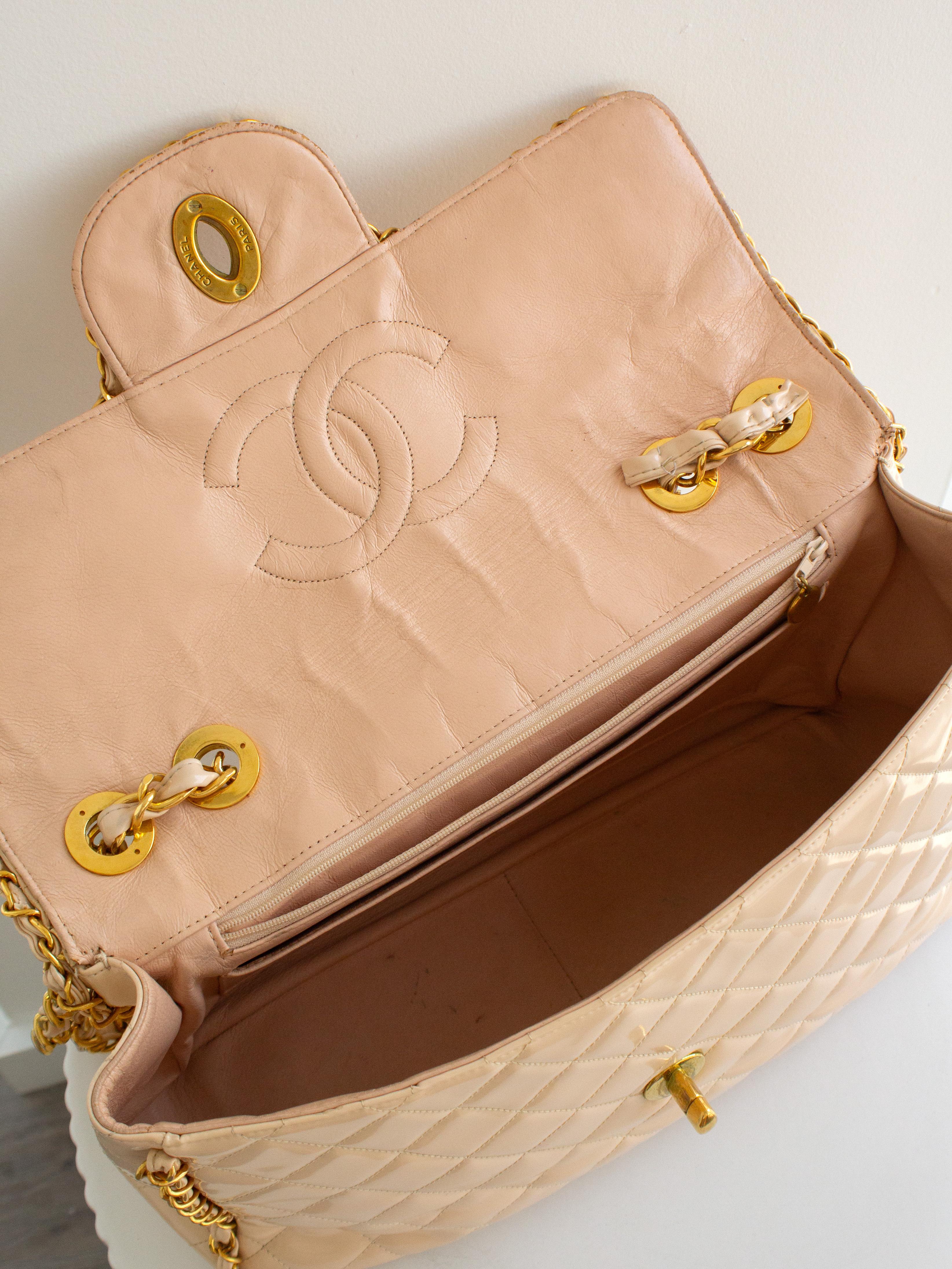 Chanel 1995 Barbie Beige 24K Gold Chain Around Patent Lambskin Jumbo XL 95P Bag en vente 11