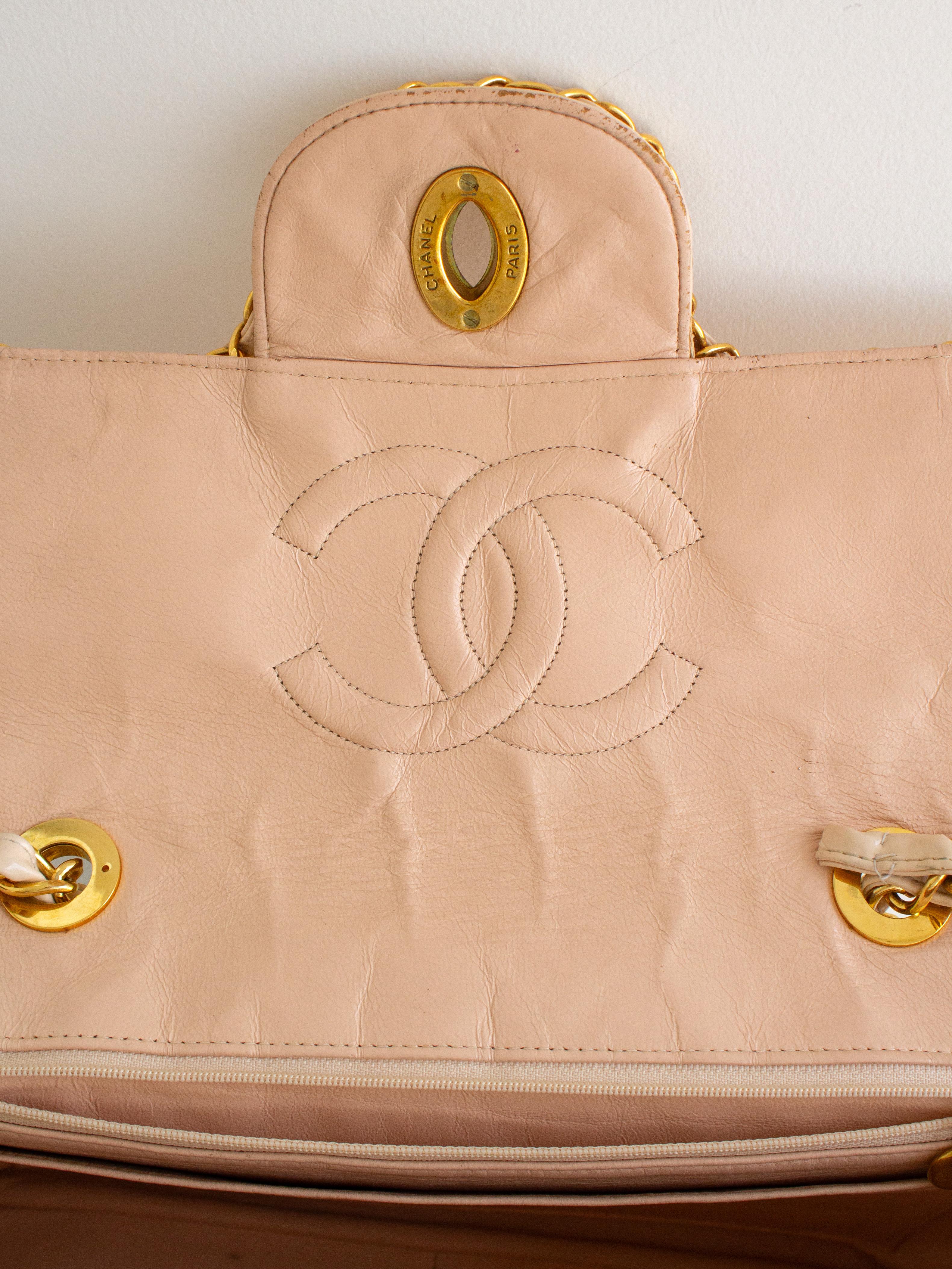 Chanel 1995 Barbie Beige 24K Gold Chain Around Patent Lambskin Jumbo XL 95P Bag en vente 12