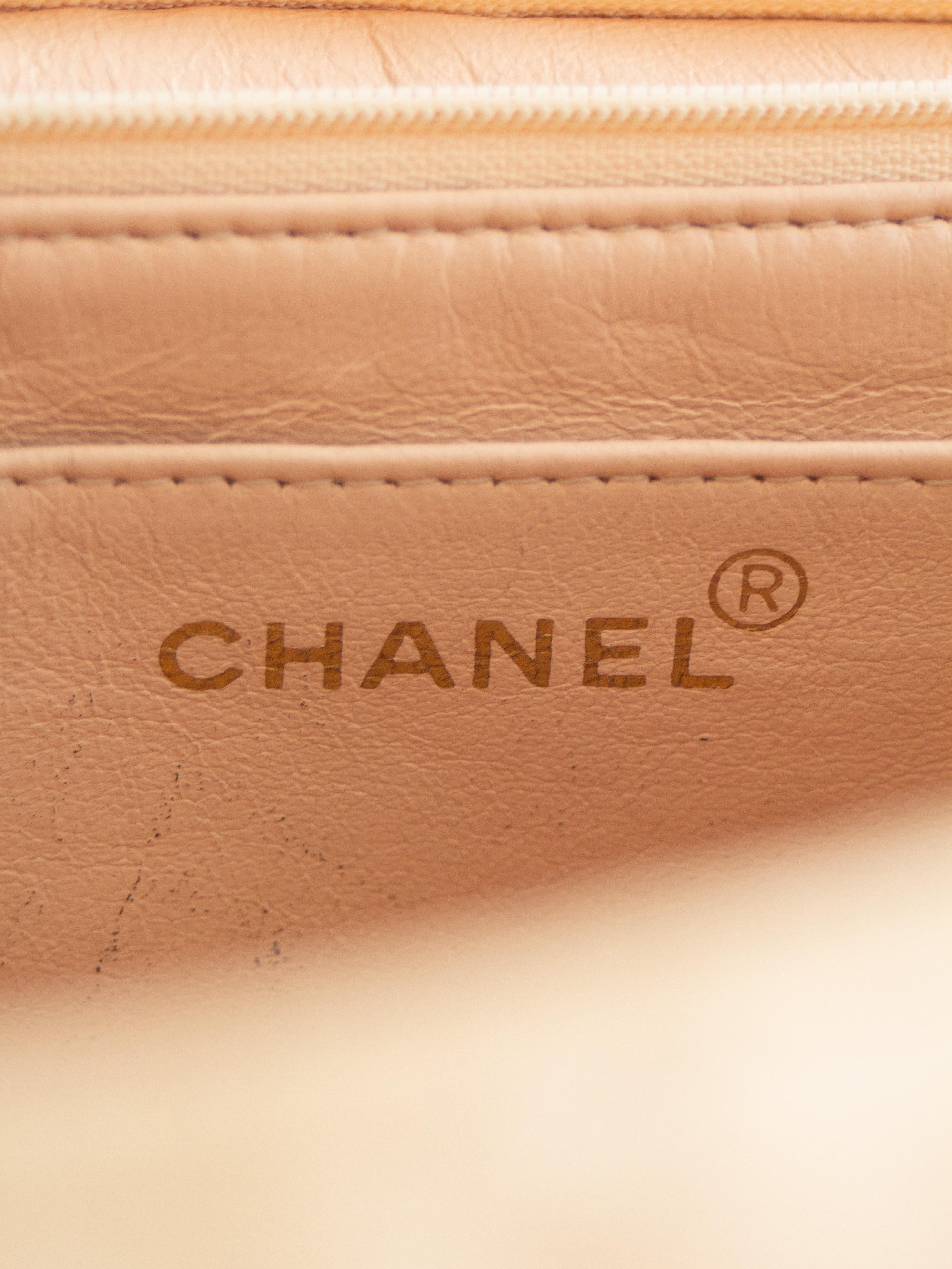 Chanel 1995 Barbie Beige 24K Gold Chain Around Patent Lambskin Jumbo XL 95P Bag en vente 13