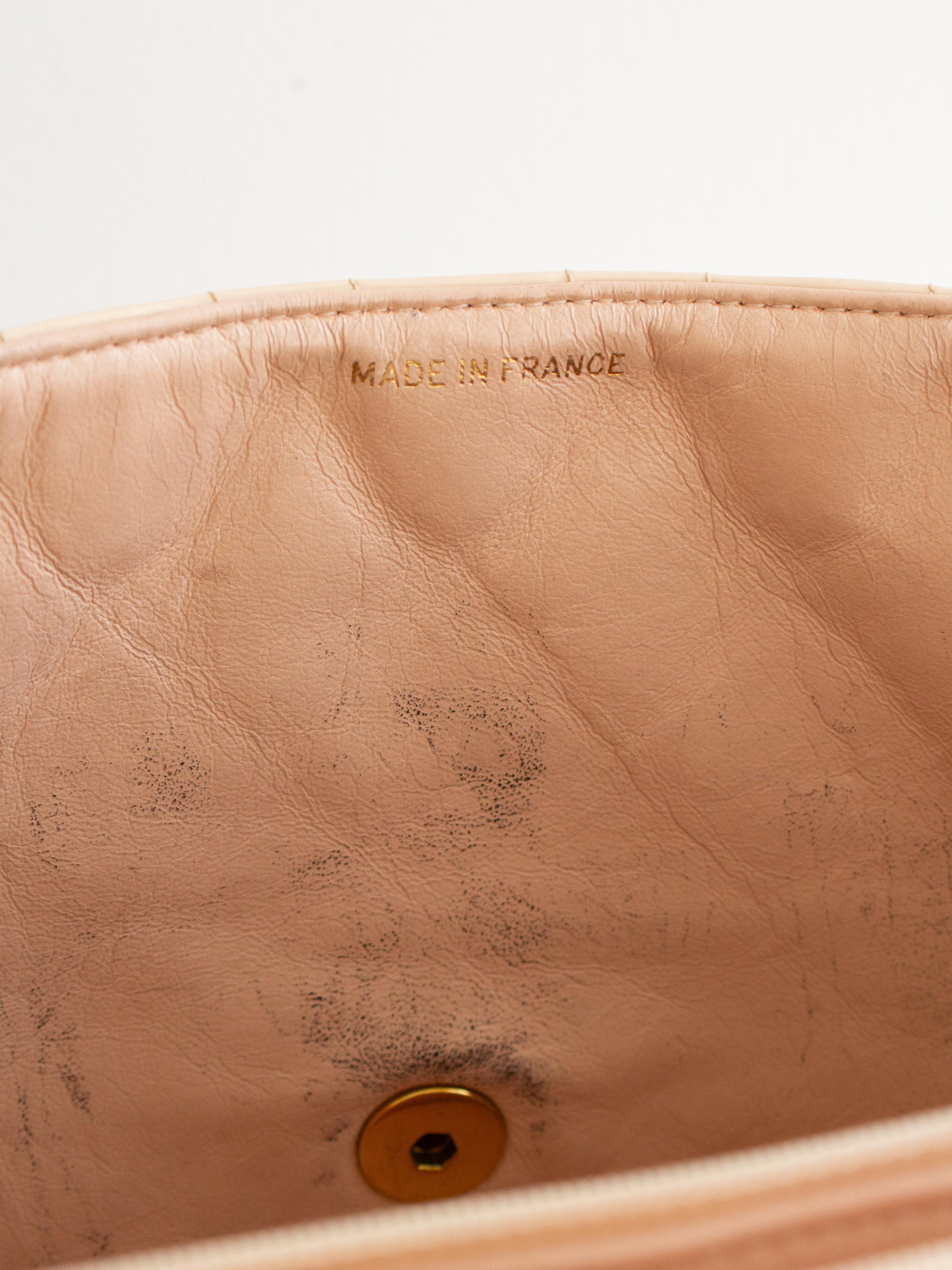 Chanel 1995 Barbie Beige 24K Gold Chain Around Patent Lambskin Jumbo XL 95P Bag en vente 14