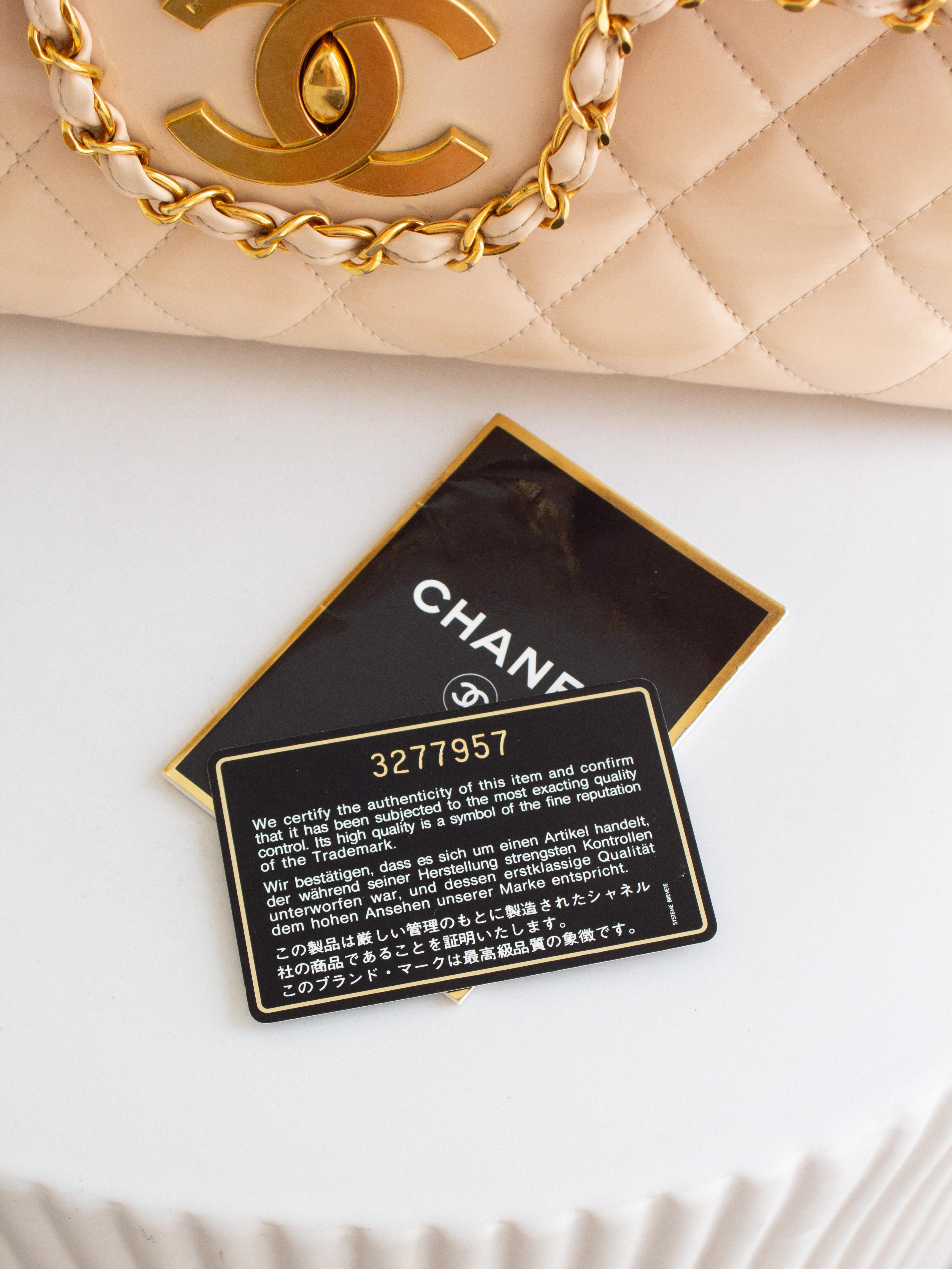Chanel 1995 Barbie Beige 24K Gold Chain Around Patent Lambskin Jumbo XL 95P Bag en vente 16