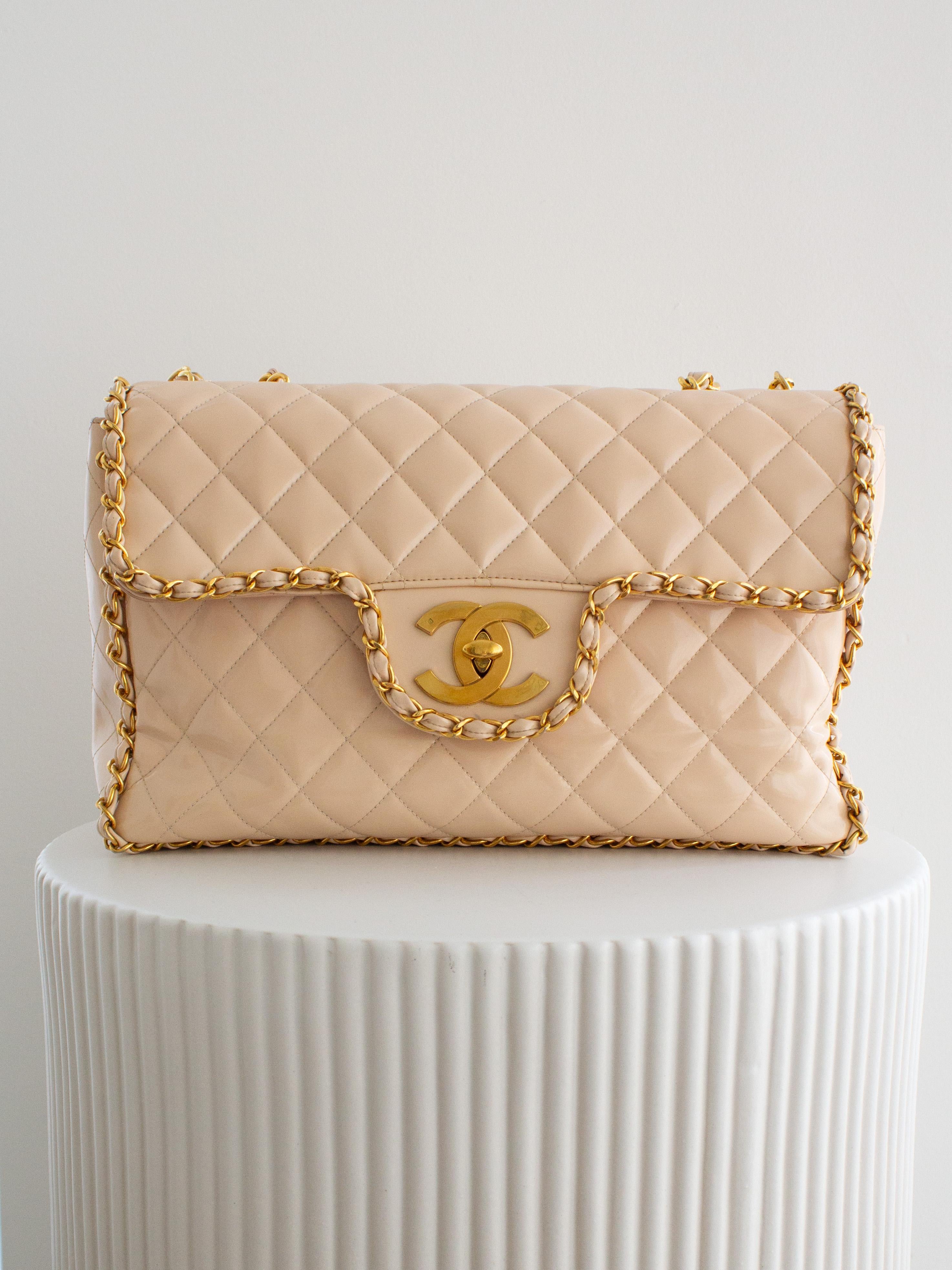 Chanel 1995 Barbie Beige 24K Gold Chain Around Patent Lambskin Jumbo XL 95P Bag Bon état - En vente à Jersey City, NJ