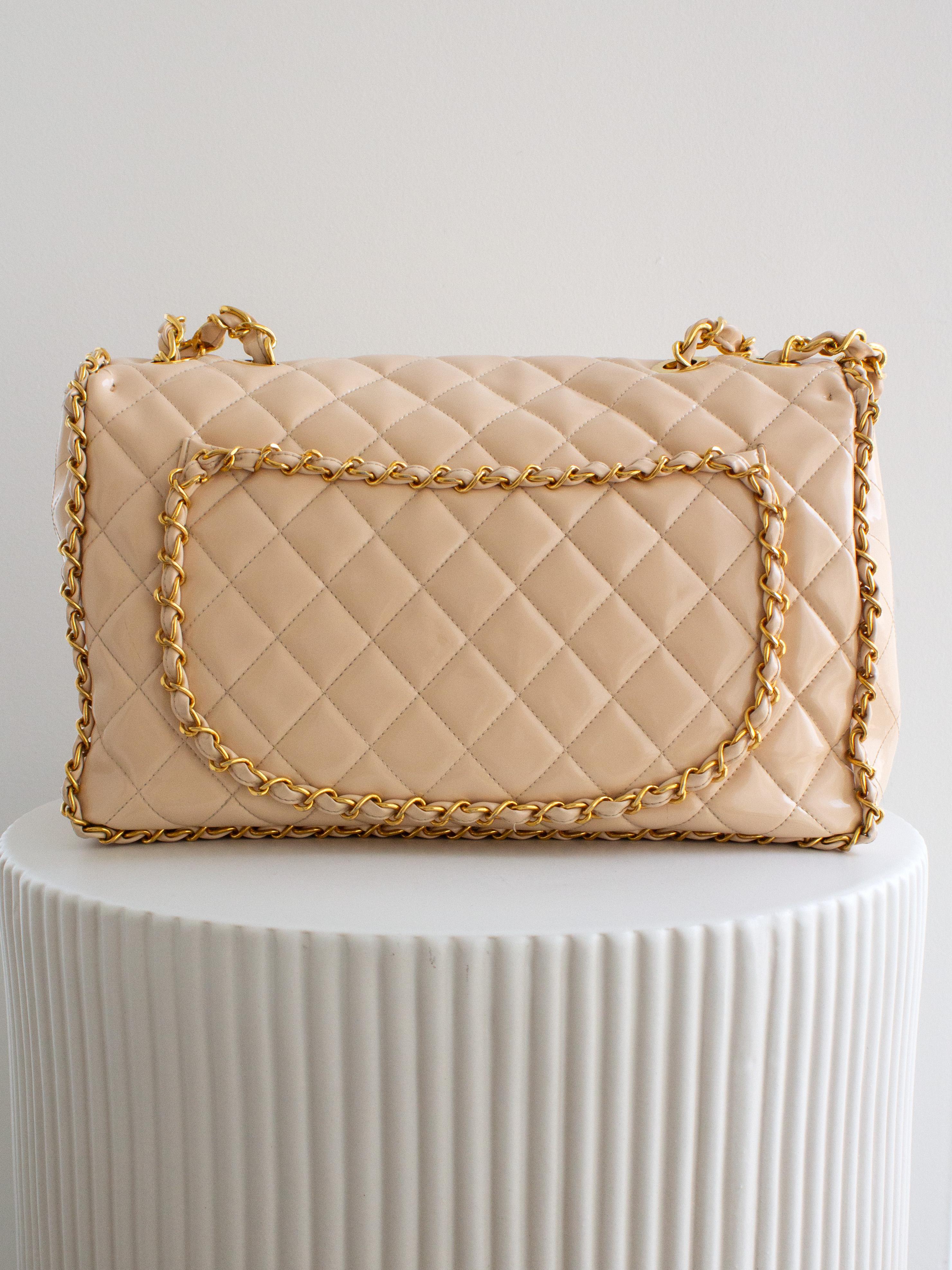 Chanel 1995 Barbie Beige 24K Gold Chain Around Patent Lambskin Jumbo XL 95P Bag en vente 1