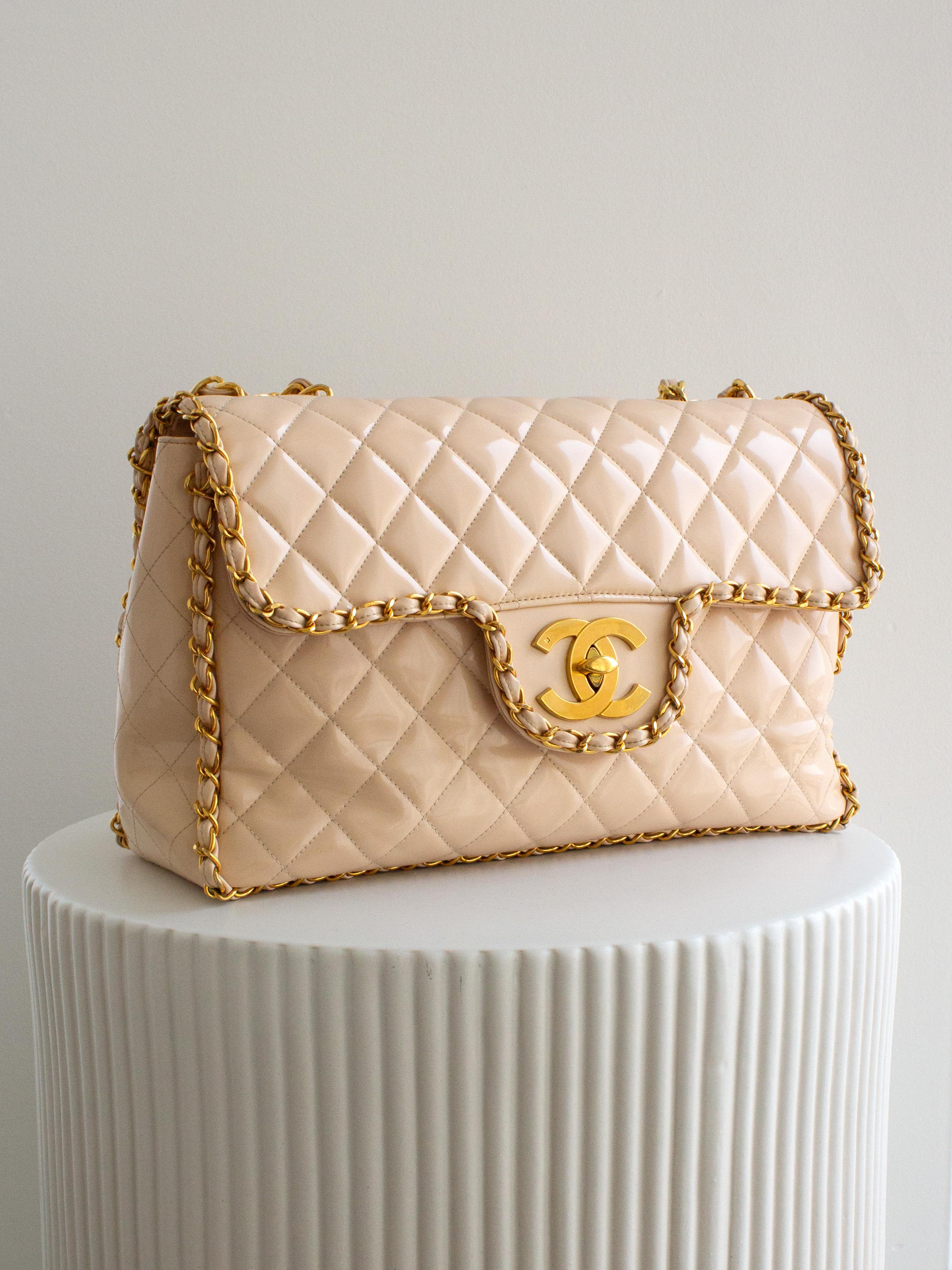 Chanel 1995 Barbie Beige 24K Gold Chain Around Patent Lambskin Jumbo XL 95P Bag en vente 2