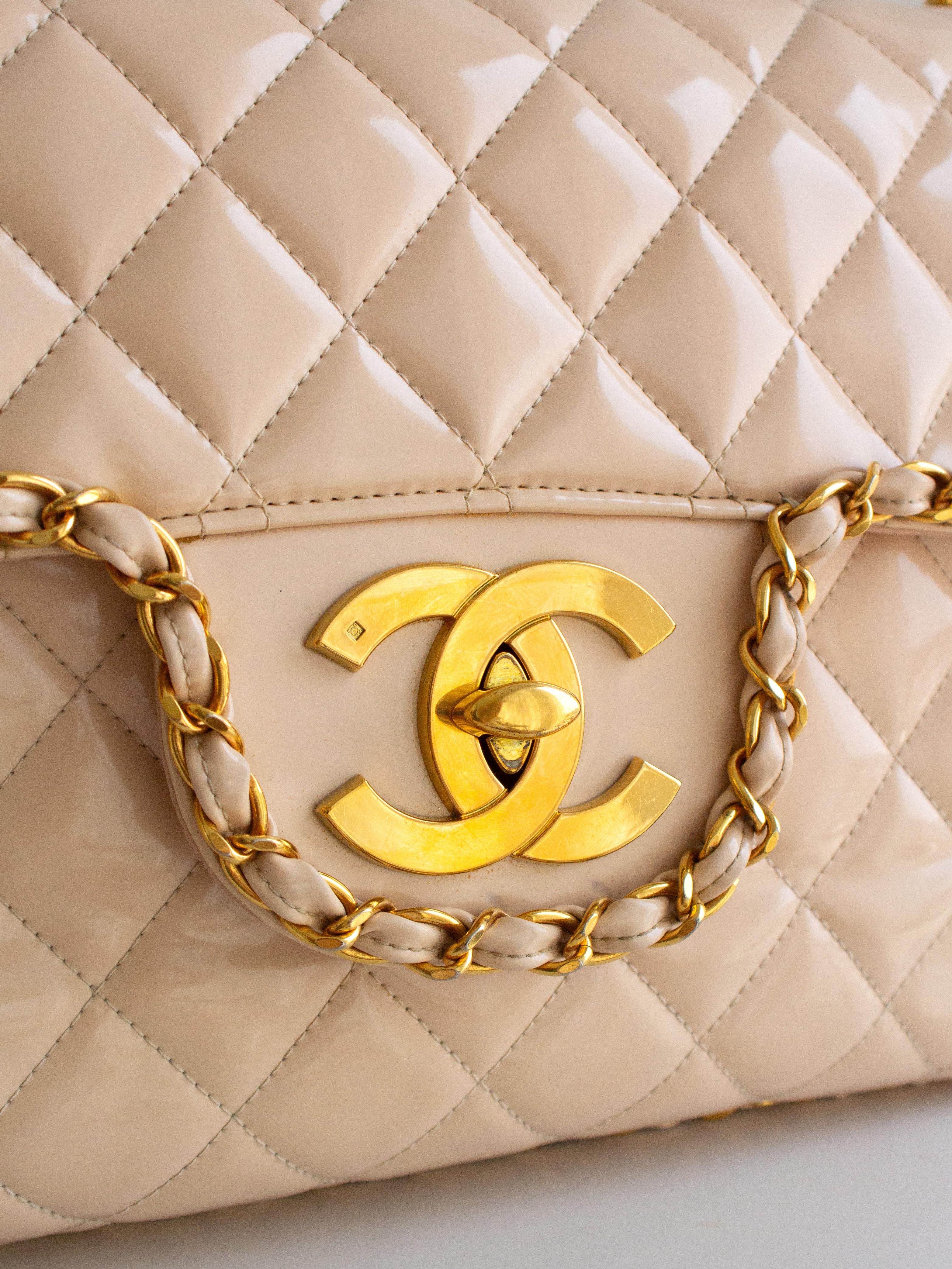 Chanel 1995 Barbie Beige 24K Gold Chain Around Patent Lambskin Jumbo XL 95P Bag en vente 3