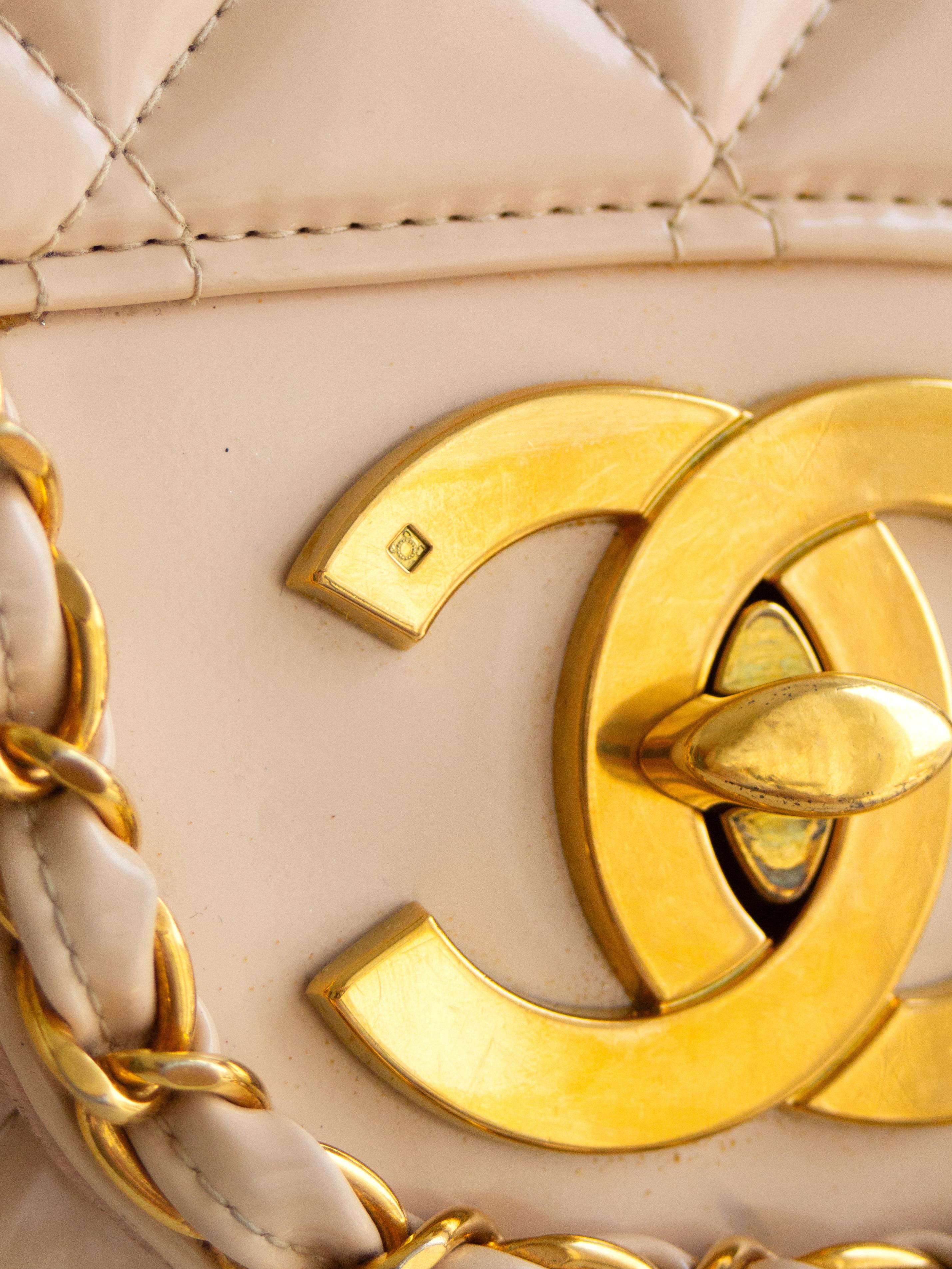Chanel 1995 Barbie Beige 24K Gold Chain Around Patent Lambskin Jumbo XL 95P Bag en vente 4
