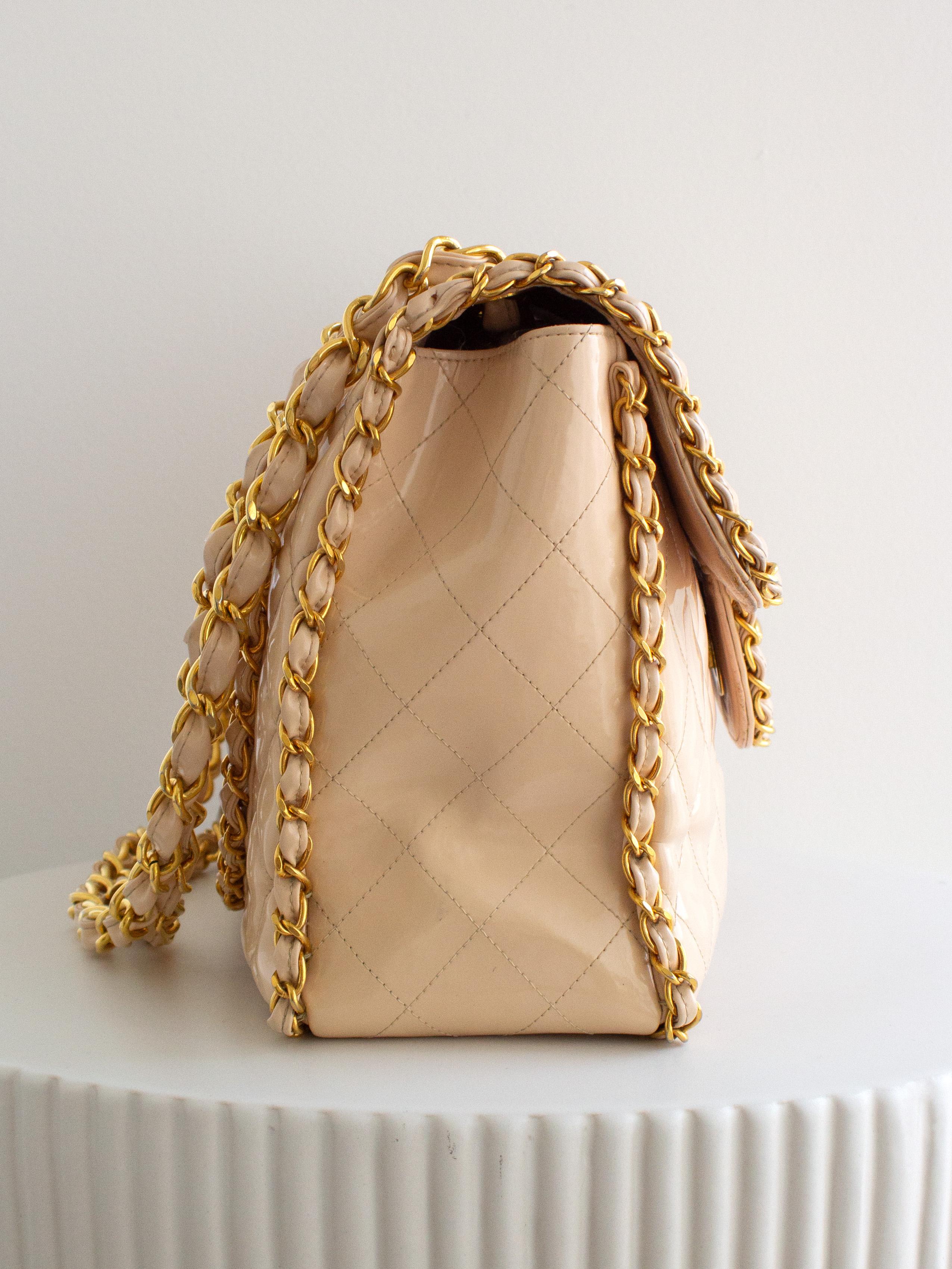 Chanel 1995 Barbie Beige 24K Gold Chain Around Patent Lambskin Jumbo XL 95P Bag en vente 5