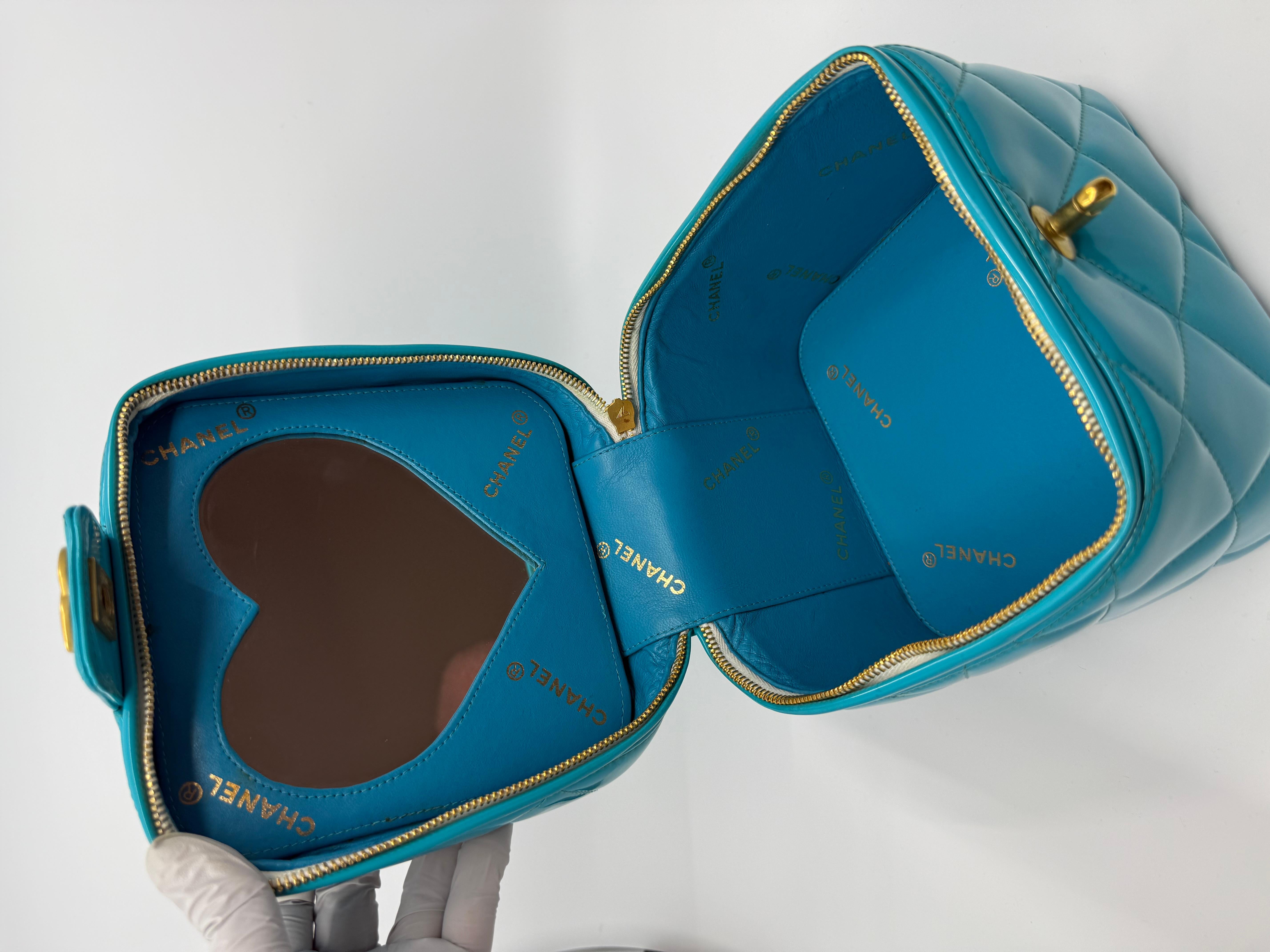 Chanel 1995 Collection Salsa Bleu Heart Vanity Bag Cuir verni en vente 6