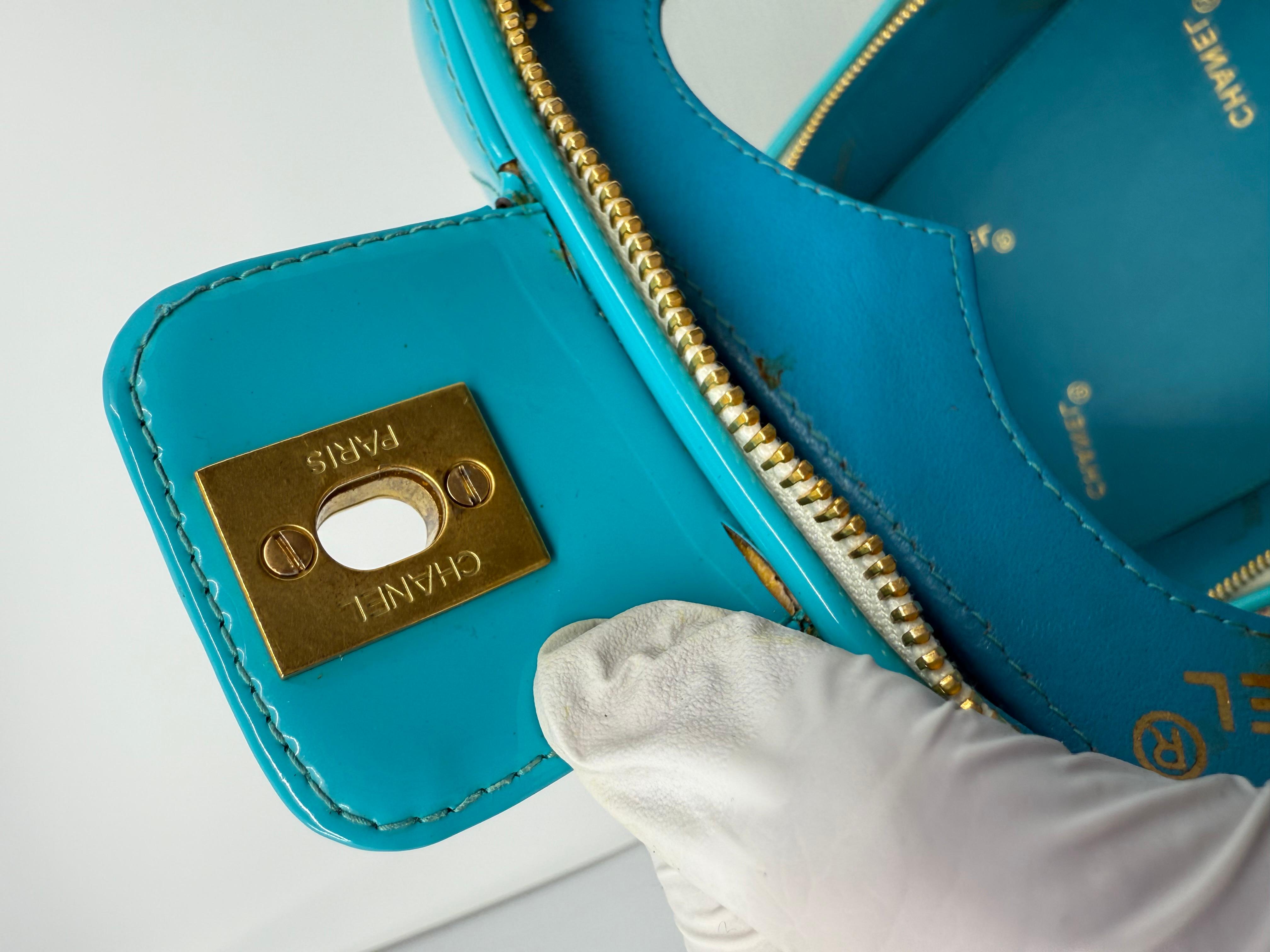 Chanel 1995 Collection Salsa Bleu Heart Vanity Bag Cuir verni en vente 7