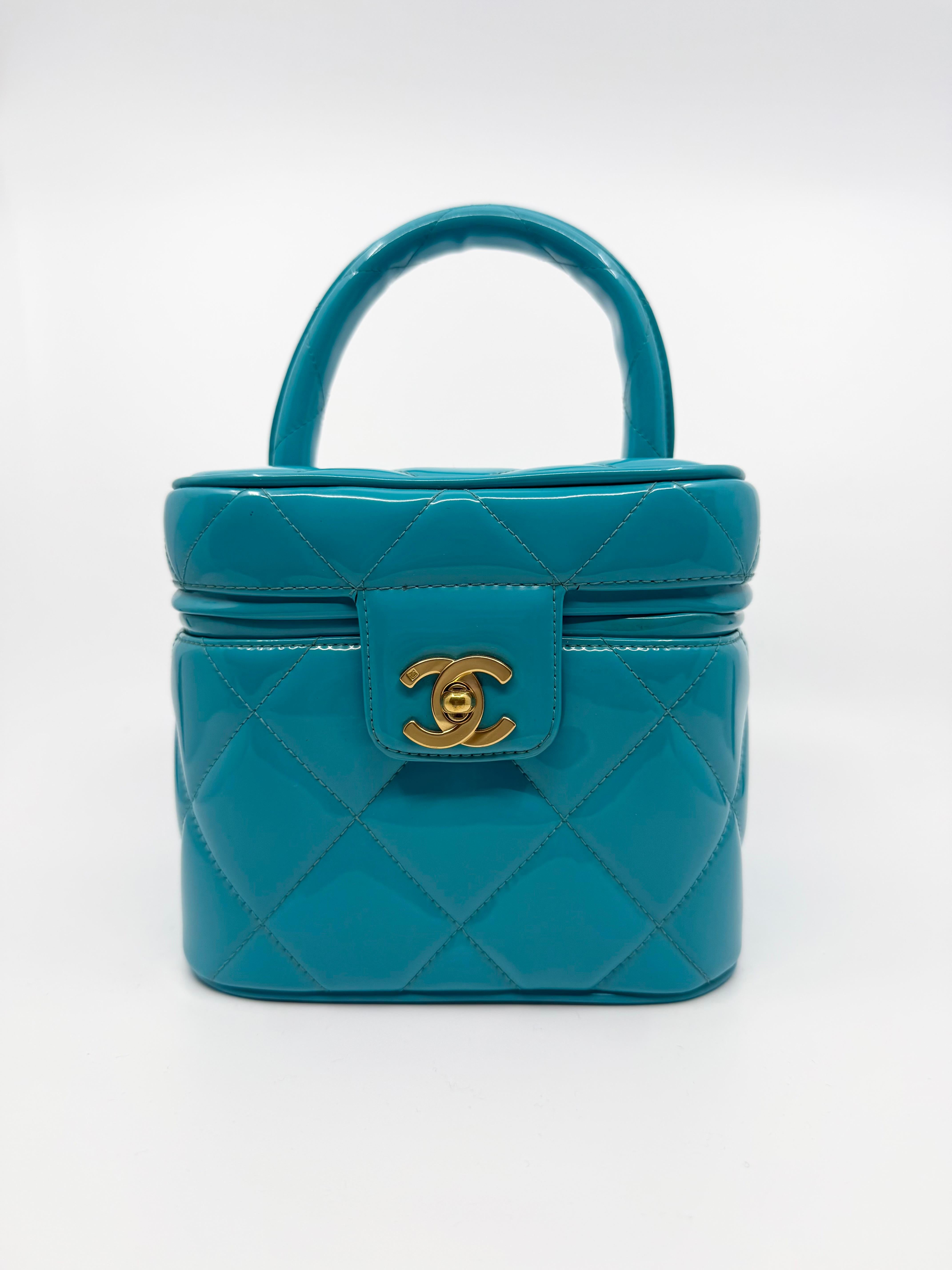 Chanel 1995 Collection Barbie Vanity Case matelassé - Cuir verni bleu

Issu de l'emblématique collection Barbie de 1995, ce vanity case vintage Chanel bleu sarcelle est l'incarnation du luxe ludique. Confectionné en cuir verni brillant avec le