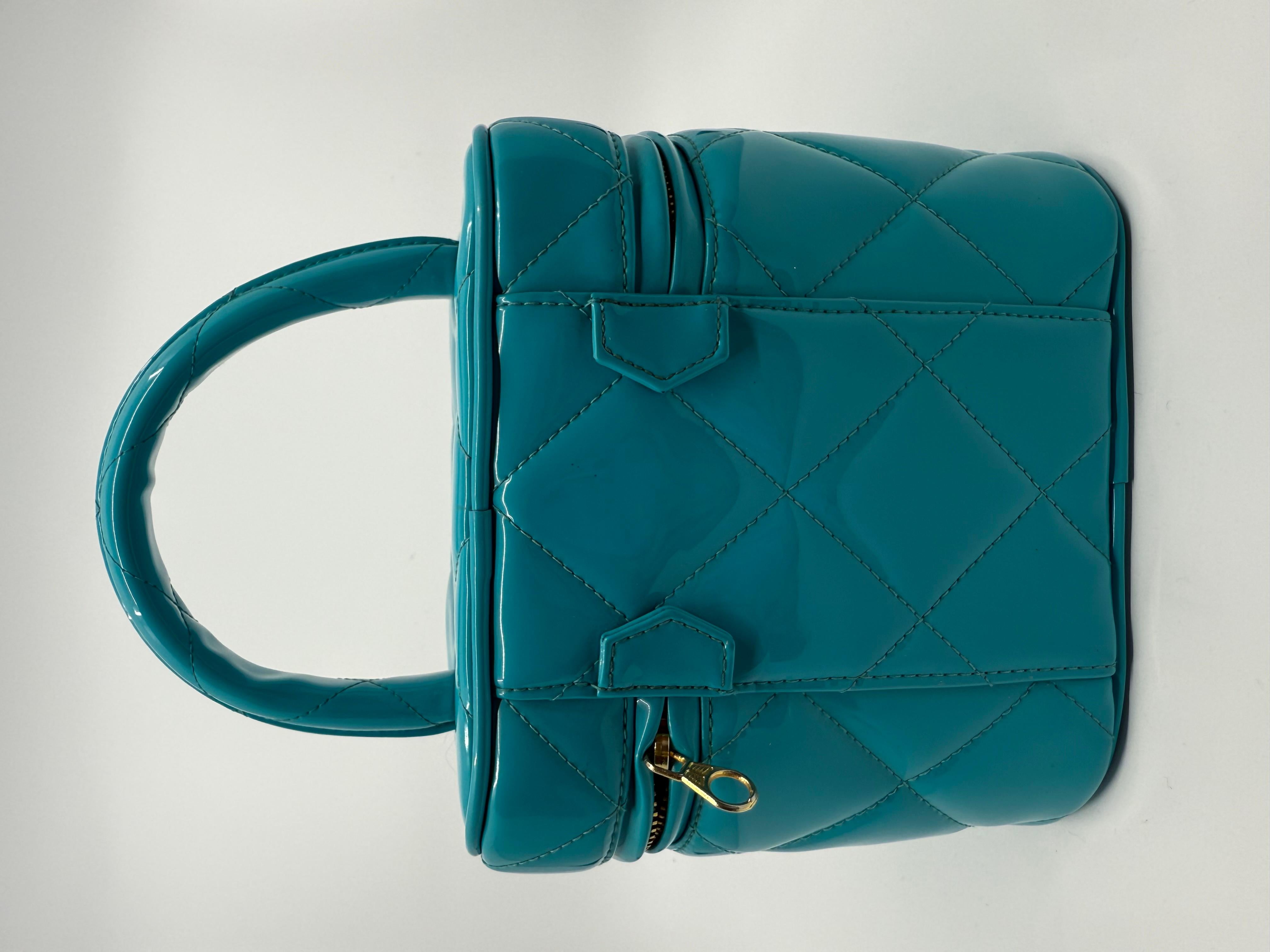 Chanel 1995 Collection Salsa Bleu Heart Vanity Bag Cuir verni Excellent état - En vente à Rowland Heights, CA