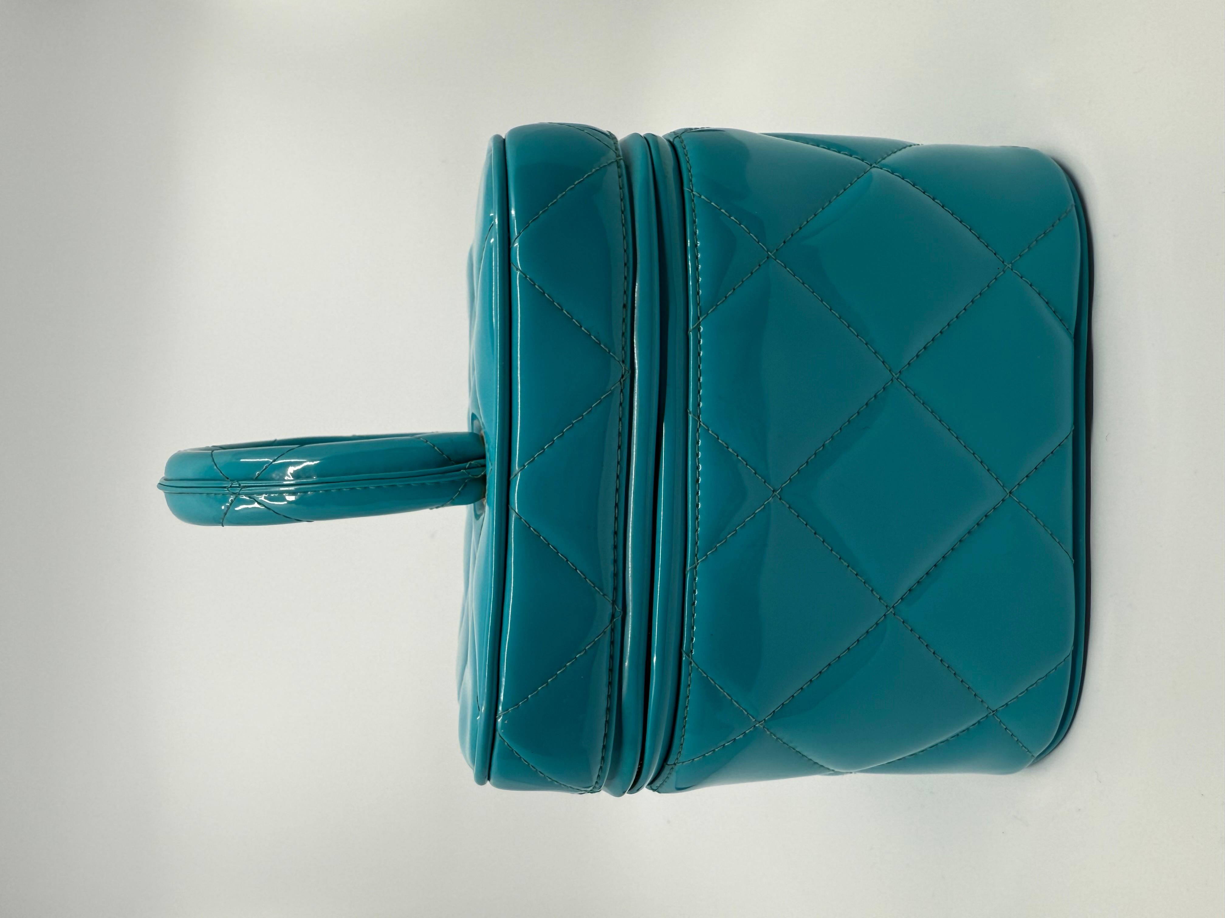 Chanel 1995 Collection Salsa Bleu Heart Vanity Bag Cuir verni Pour femmes en vente