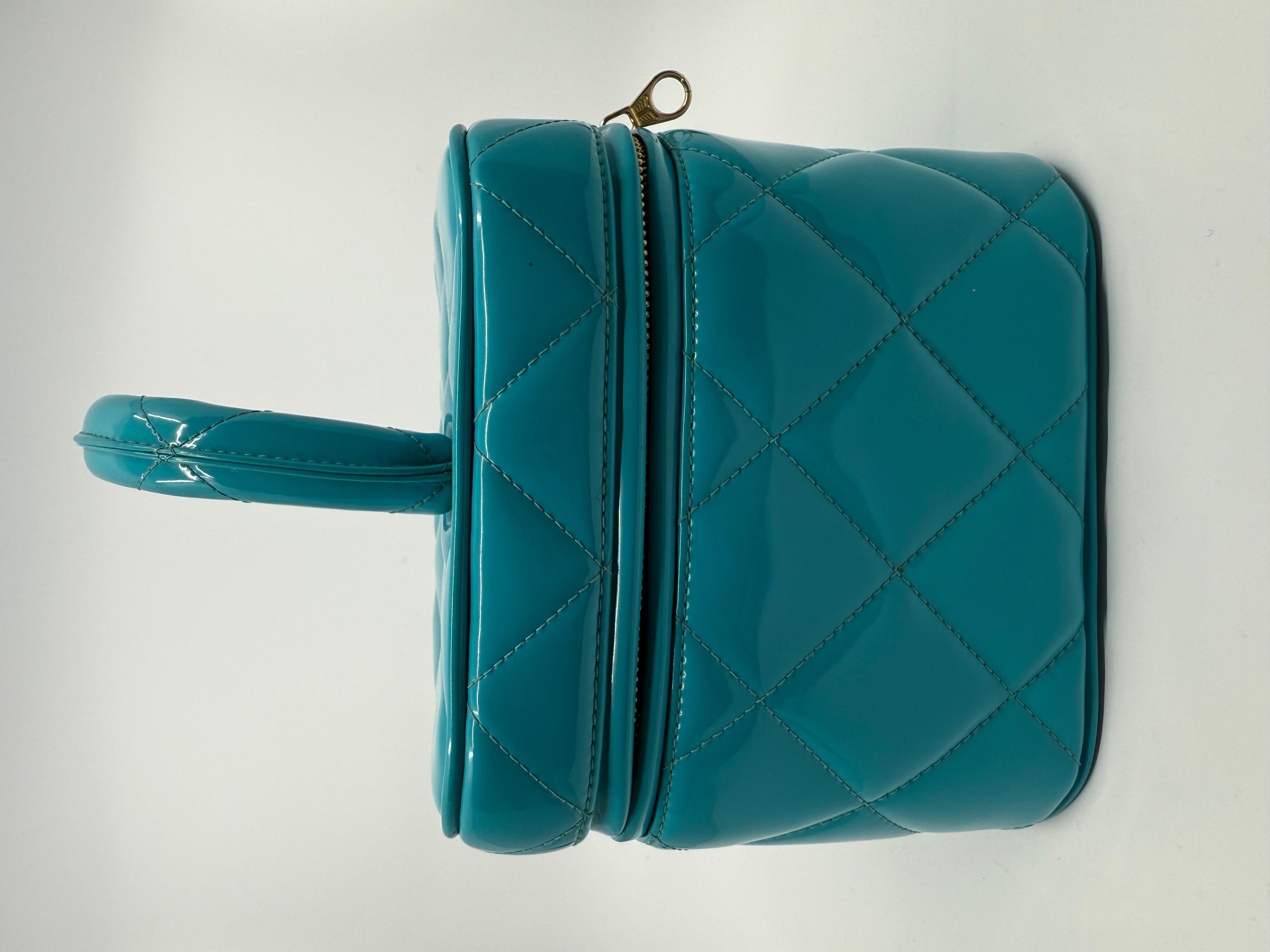 Chanel 1995 Collection Salsa Bleu Heart Vanity Bag Cuir verni en vente 1