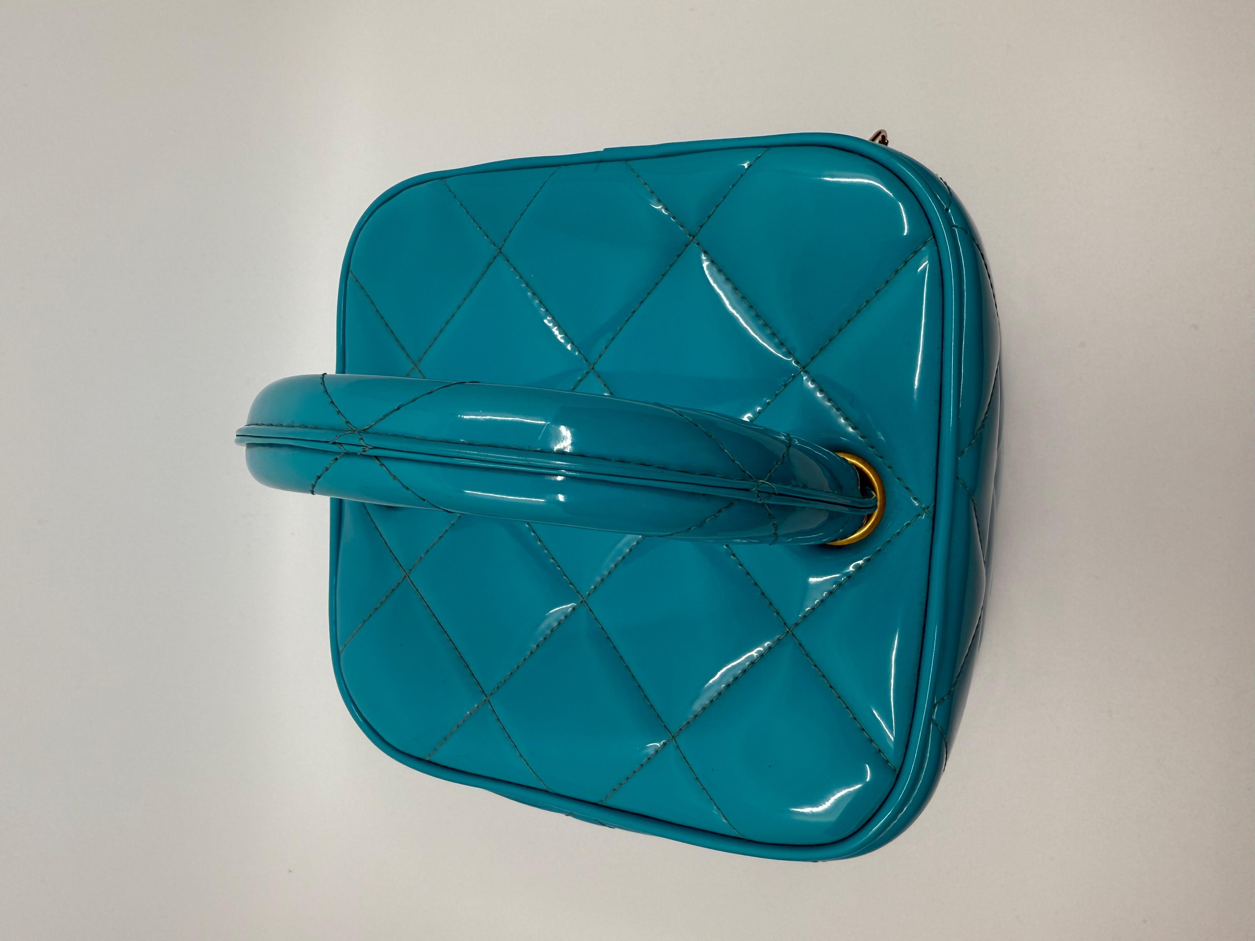Chanel 1995 Collection Salsa Bleu Heart Vanity Bag Cuir verni en vente 2