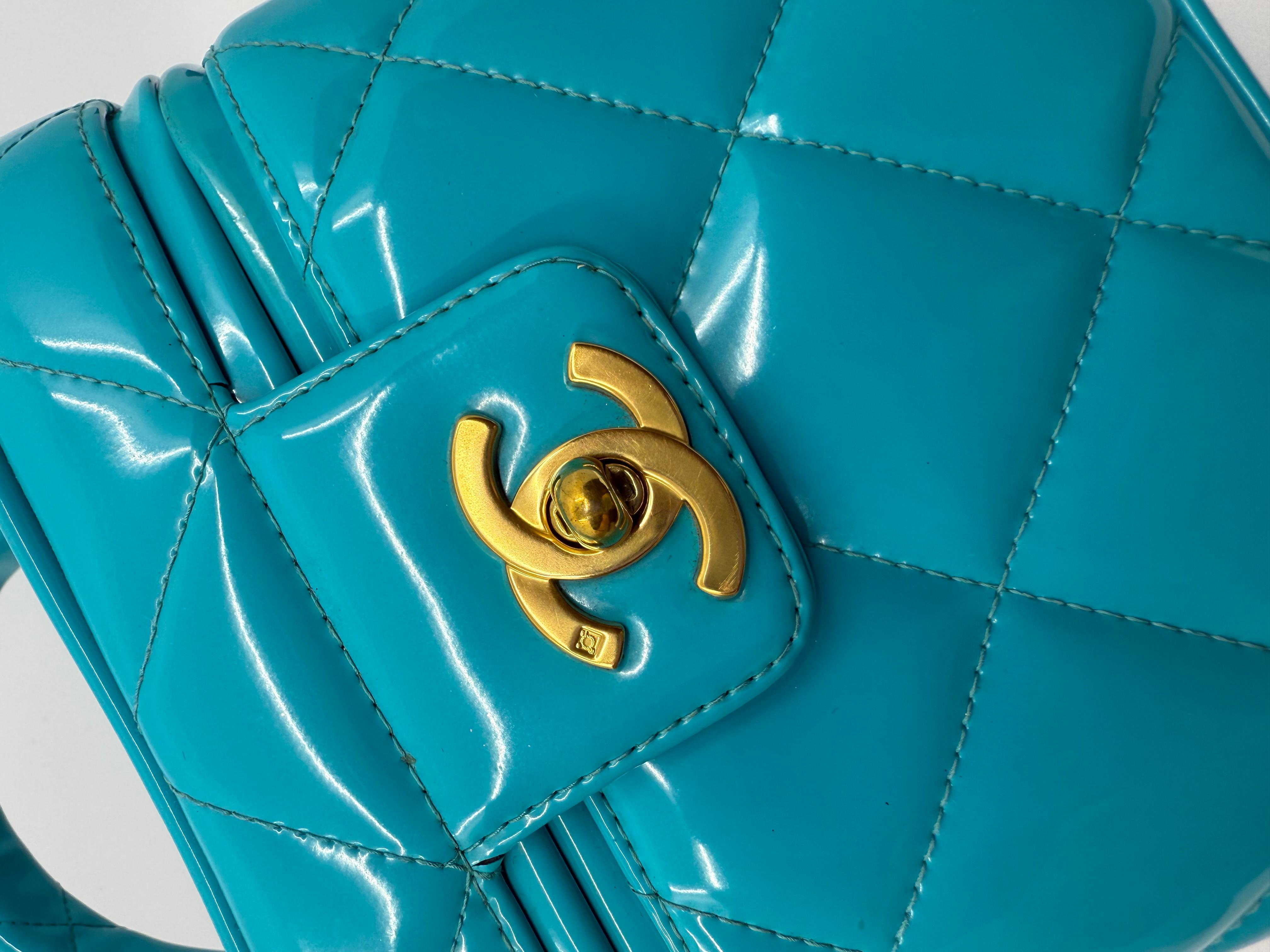 Chanel 1995 Collection Salsa Bleu Heart Vanity Bag Cuir verni en vente 5