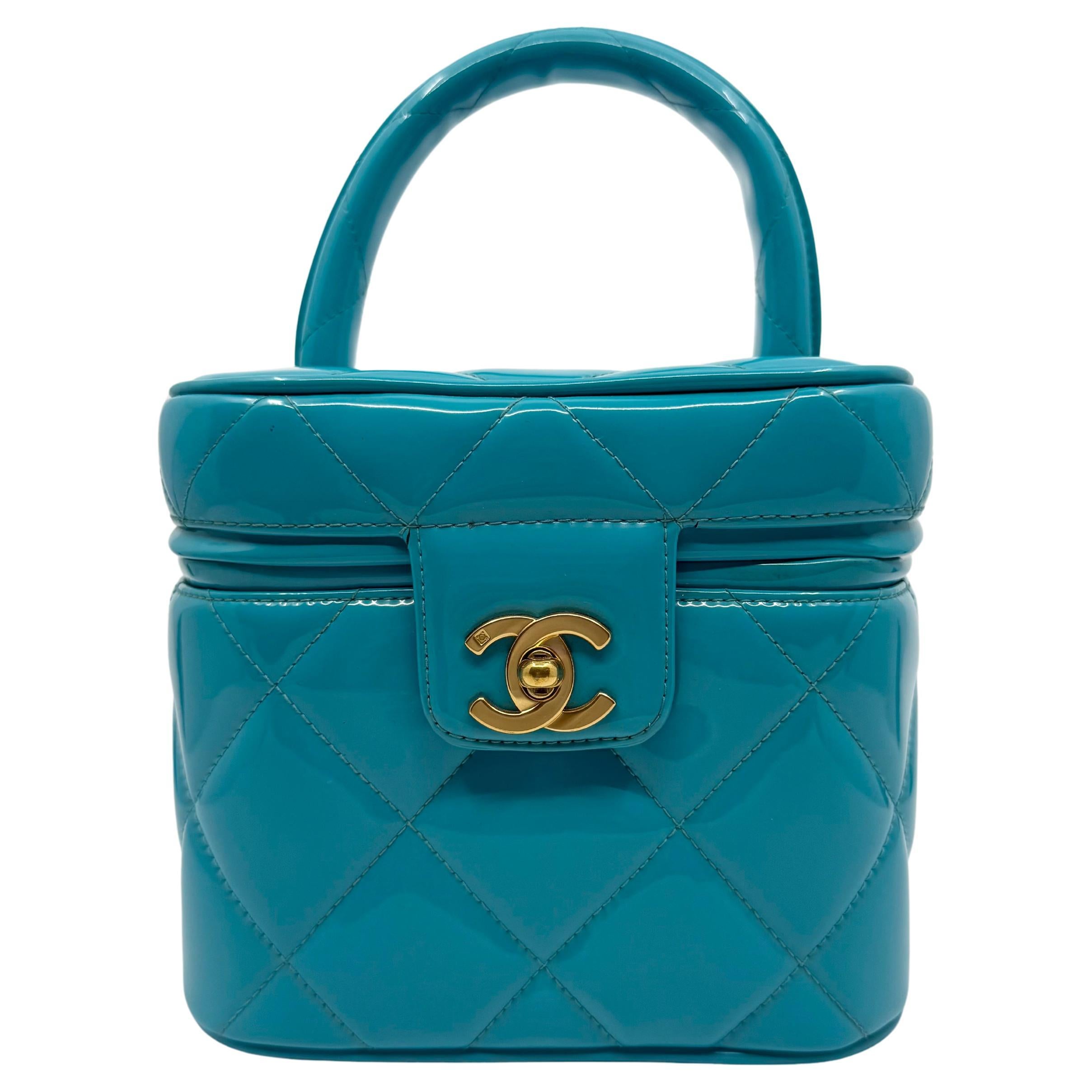 Chanel 1995 Collection Salsa Bleu Heart Vanity Bag Cuir verni en vente